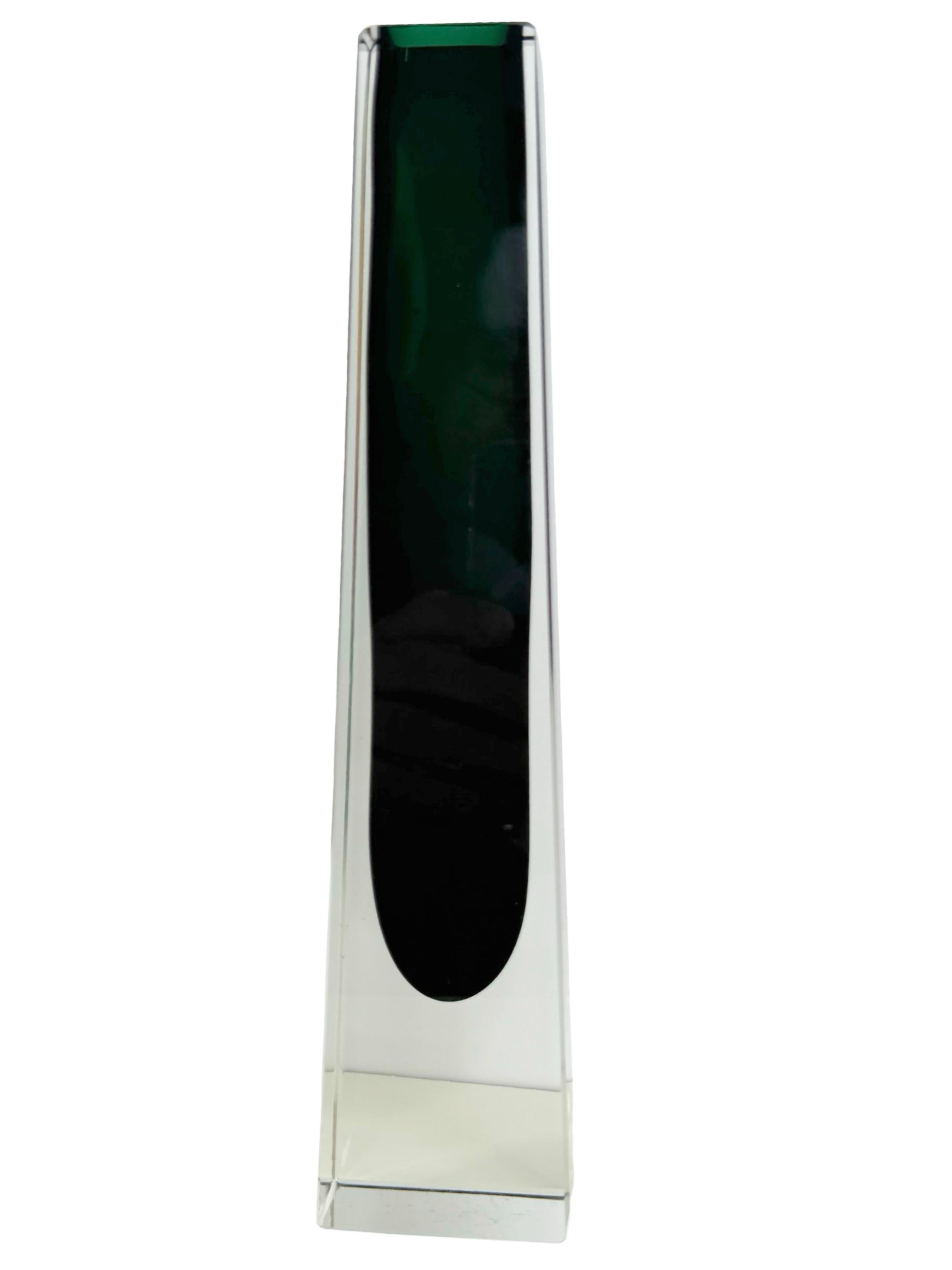 Mandruzzato Dark Green into Clear Murano Glass Sommerso Vase, Mid Century Modern Moderno de mediados de siglo en venta