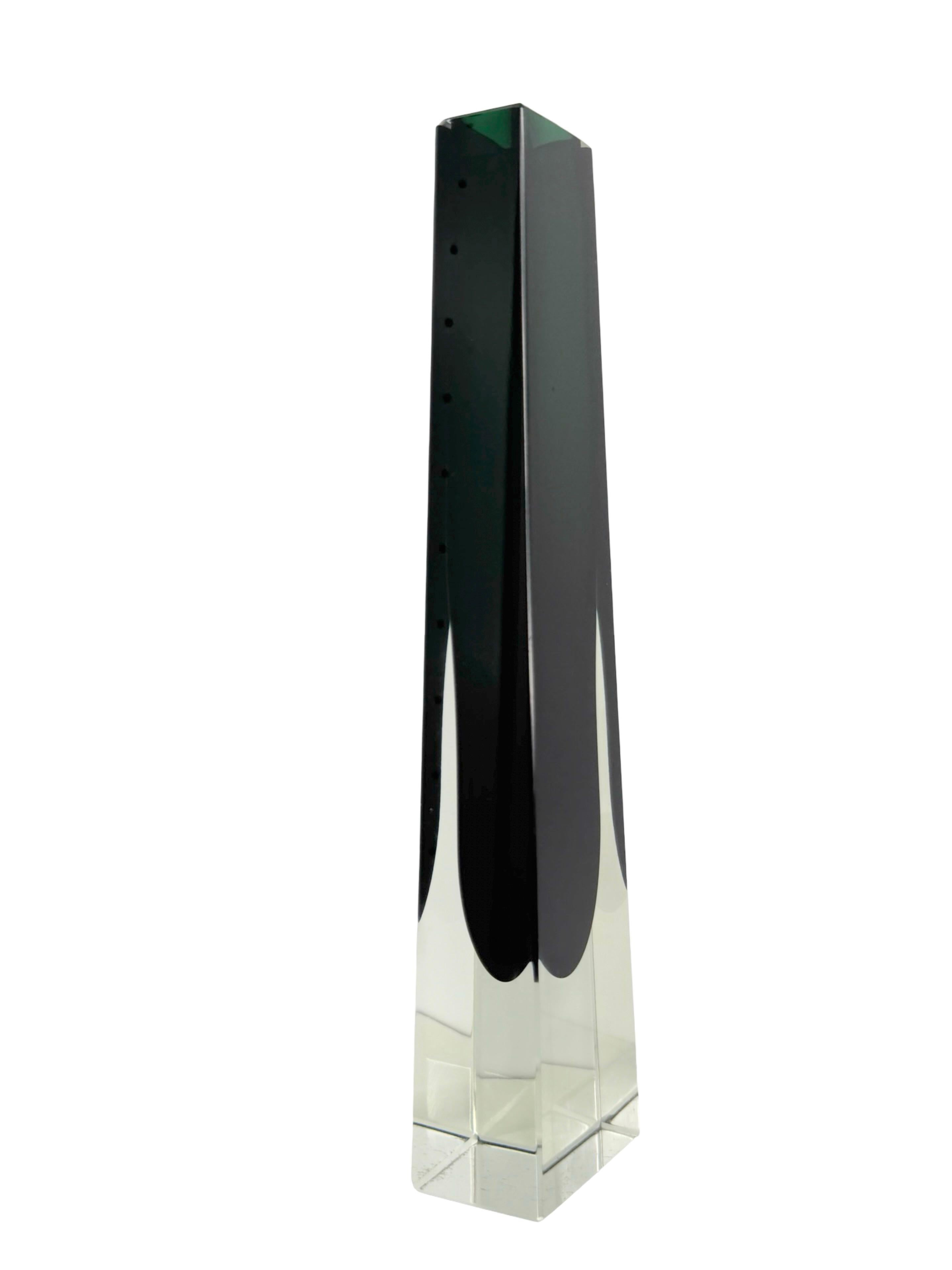 Mandruzzato Dark Green into Clear Murano Glass Sommerso Vase, Mid Century Modern Italiano en venta