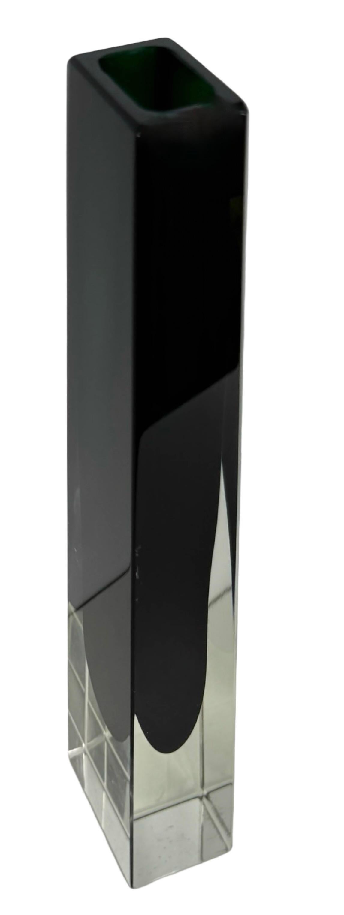 Mandruzzato Dark Green into Clear Murano Glass Sommerso Vase, Mid Century Modern Vidrio artístico en venta