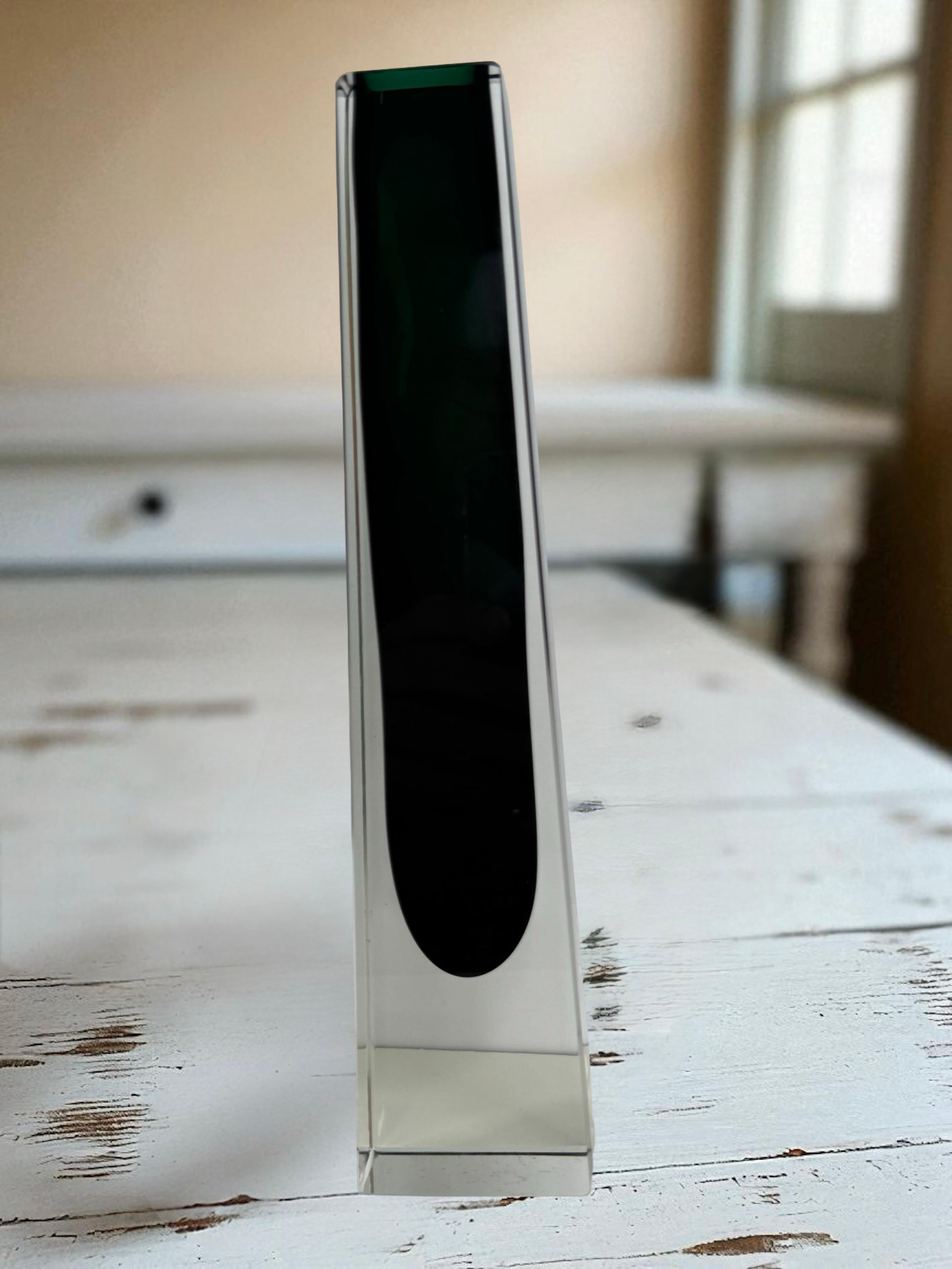 Mandruzzato Dark Green into Clear Murano Glass Sommerso Vase, Mid Century Modern en venta 2