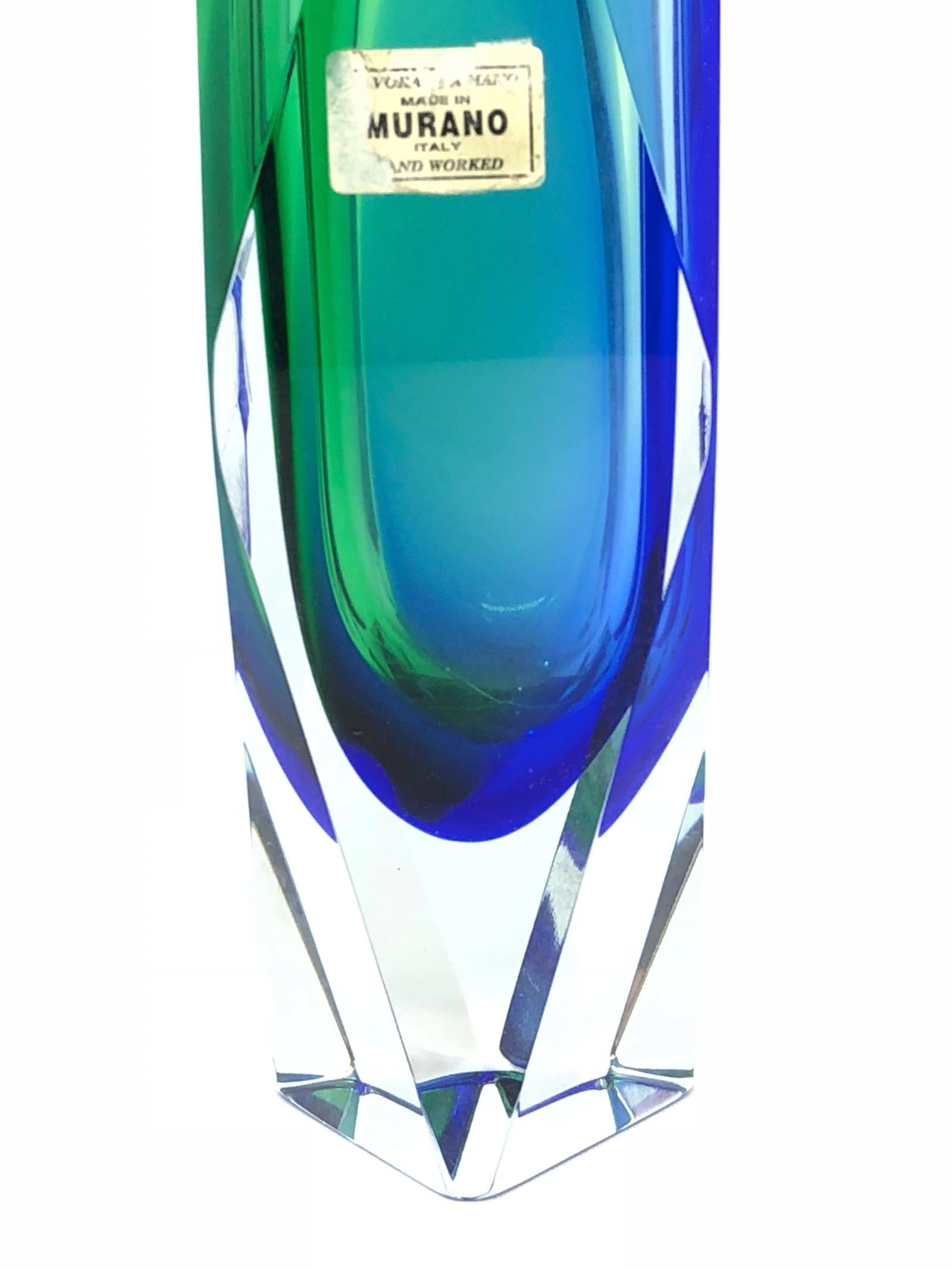 Eine erstaunliche Vase aus venezianischem Muranoglas aus der Mitte des Jahrhunderts:: hergestellt in Italien:: ca. 1960er Jahre. Dies ist eine schwere Glasblockvase. Grün und Blau innen klar. Der obere Teil der Vase ist flach geschnitten. Die Vase