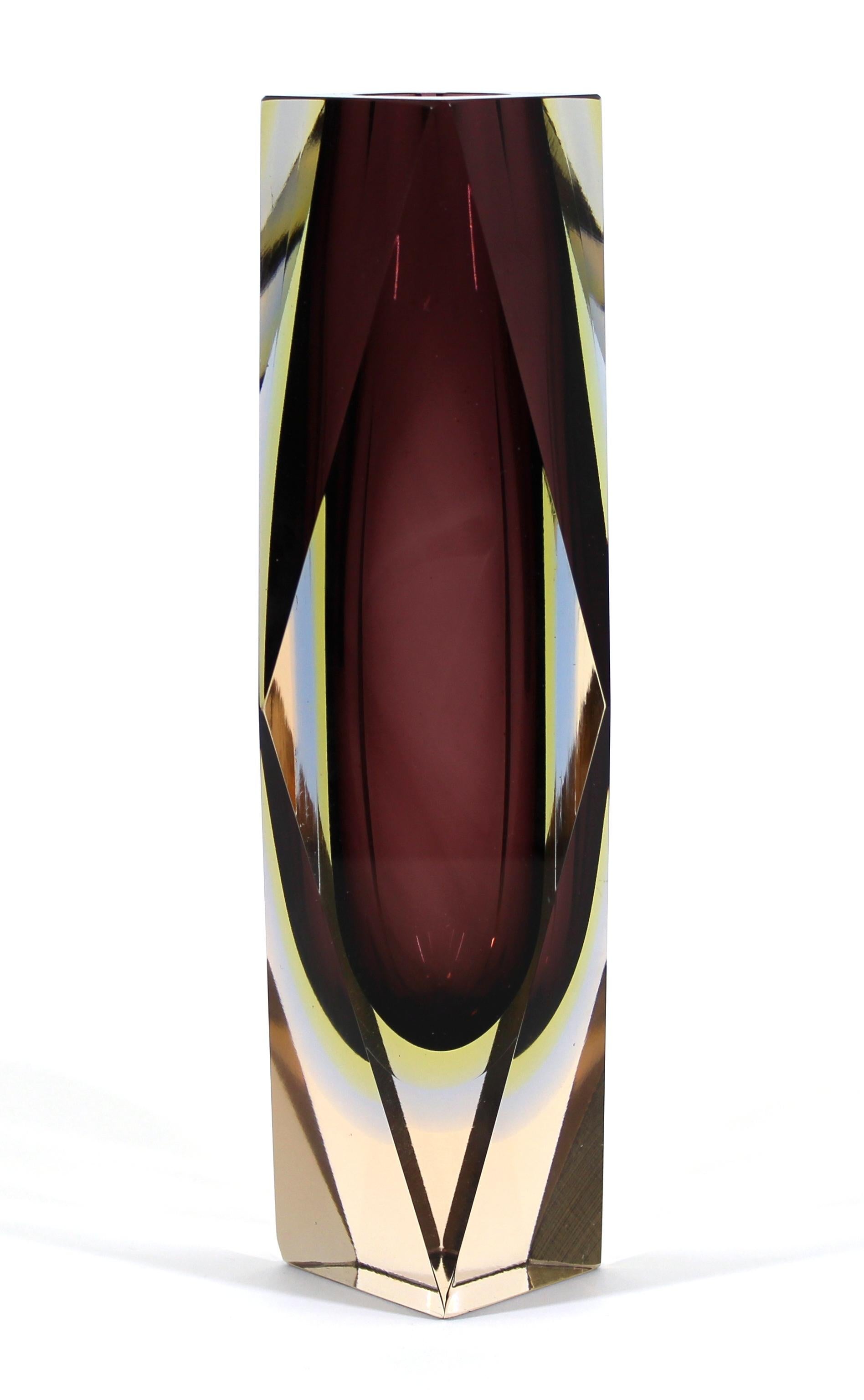 Vase en verre moderne italien réalisé selon la technique du sommerso par Mandruzzato à Murano. En excellent état vintage avec une usure appropriée à l'âge.