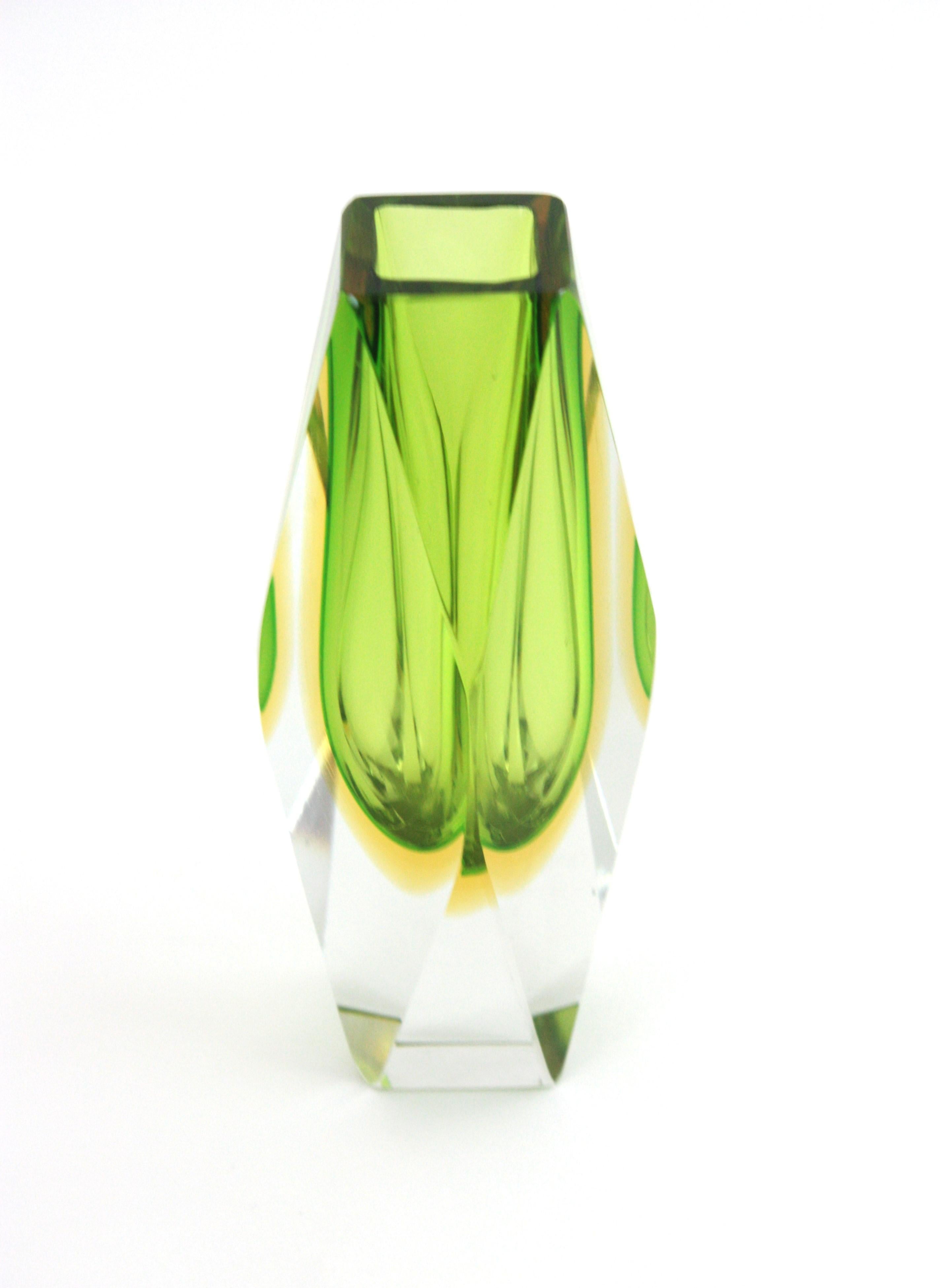 Mandruzzato Lime Green and Yellow Faceted Sommerso Vase, Italy 1960 In Excellent Condition For Sale In Barcelona, ES