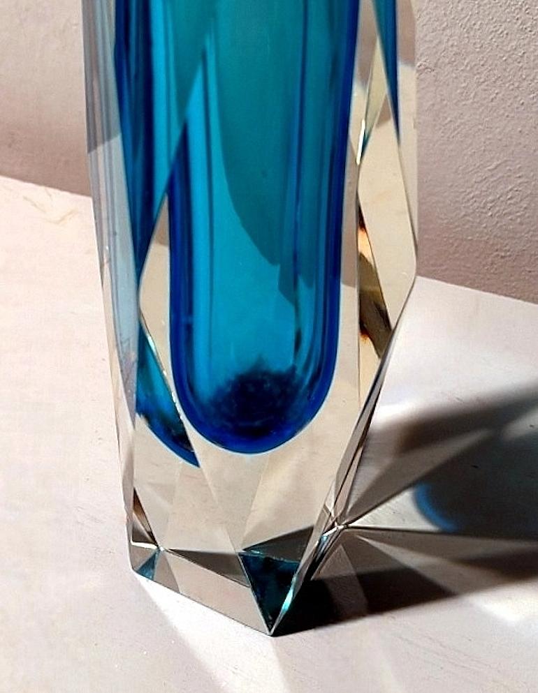 Vaso in vetro sommerso colorato e sfaccettato attribuito a Mandruzzato Murano in vendita 5