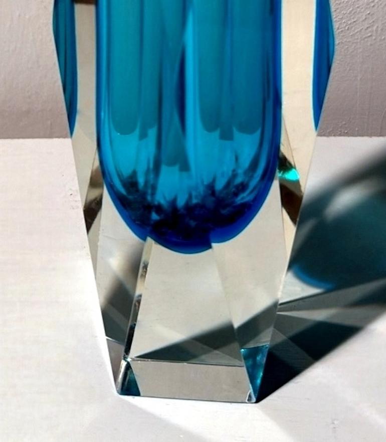 Vaso in vetro sommerso colorato e sfaccettato attribuito a Mandruzzato Murano in vendita 7