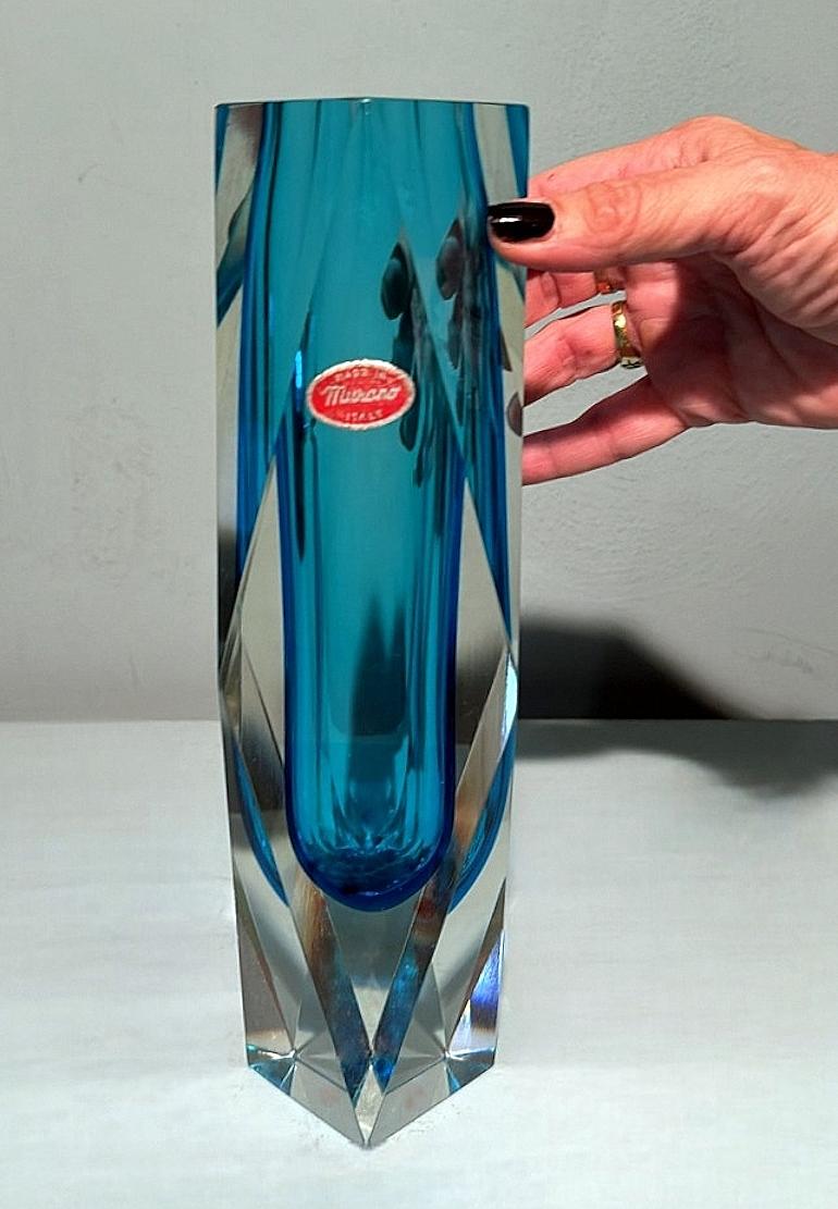 Vaso in vetro sommerso colorato e sfaccettato attribuito a Mandruzzato Murano in vendita 10