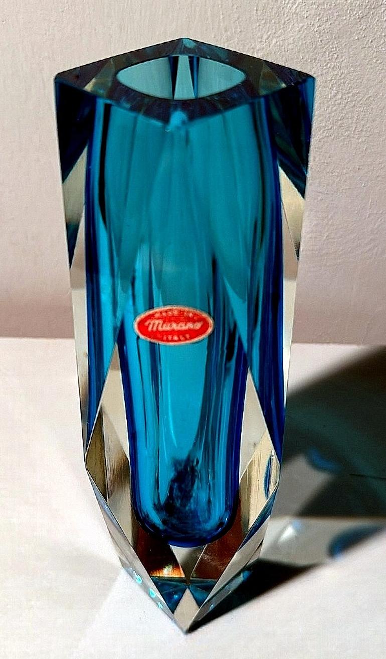Ti invitiamo a leggere attentamente l'intera descrizione, in quanto ci proponiamo di fornire informazioni tecniche e storiche dettagliate per garantire l'autenticità dei nostri oggetti.
Questo vaso in vetro di Murano, sostanzioso e slanciato, si