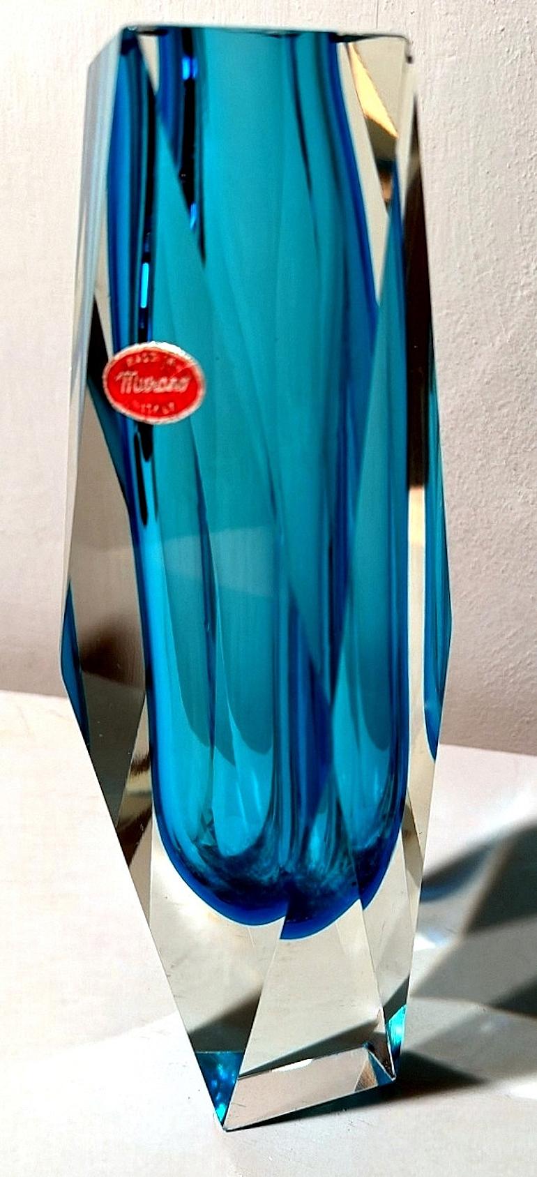 Italiano Vaso in vetro sommerso colorato e sfaccettato attribuito a Mandruzzato Murano in vendita