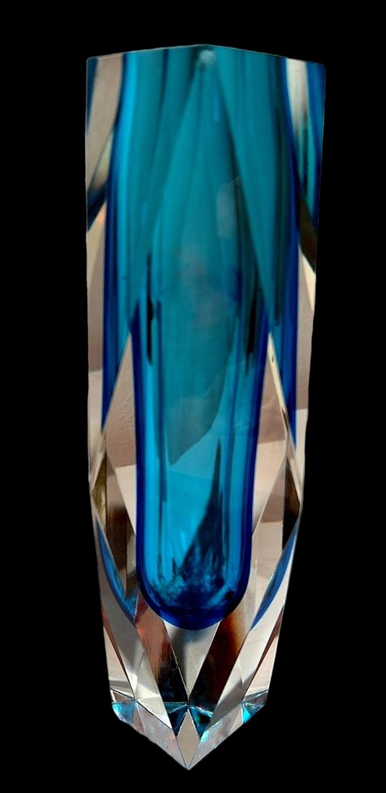 Fatto a mano Vaso in vetro sommerso colorato e sfaccettato attribuito a Mandruzzato Murano in vendita