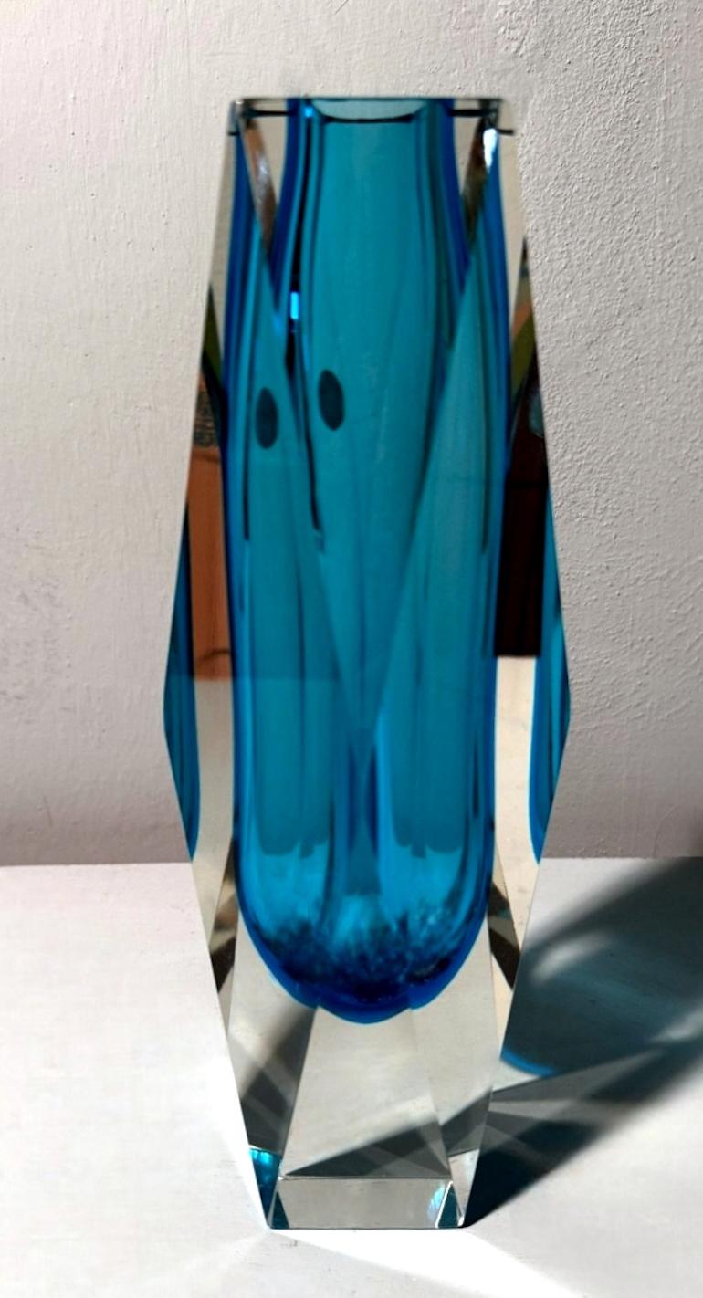 Vaso in vetro sommerso colorato e sfaccettato attribuito a Mandruzzato Murano In condizioni buone in vendita a Prato, Tuscany