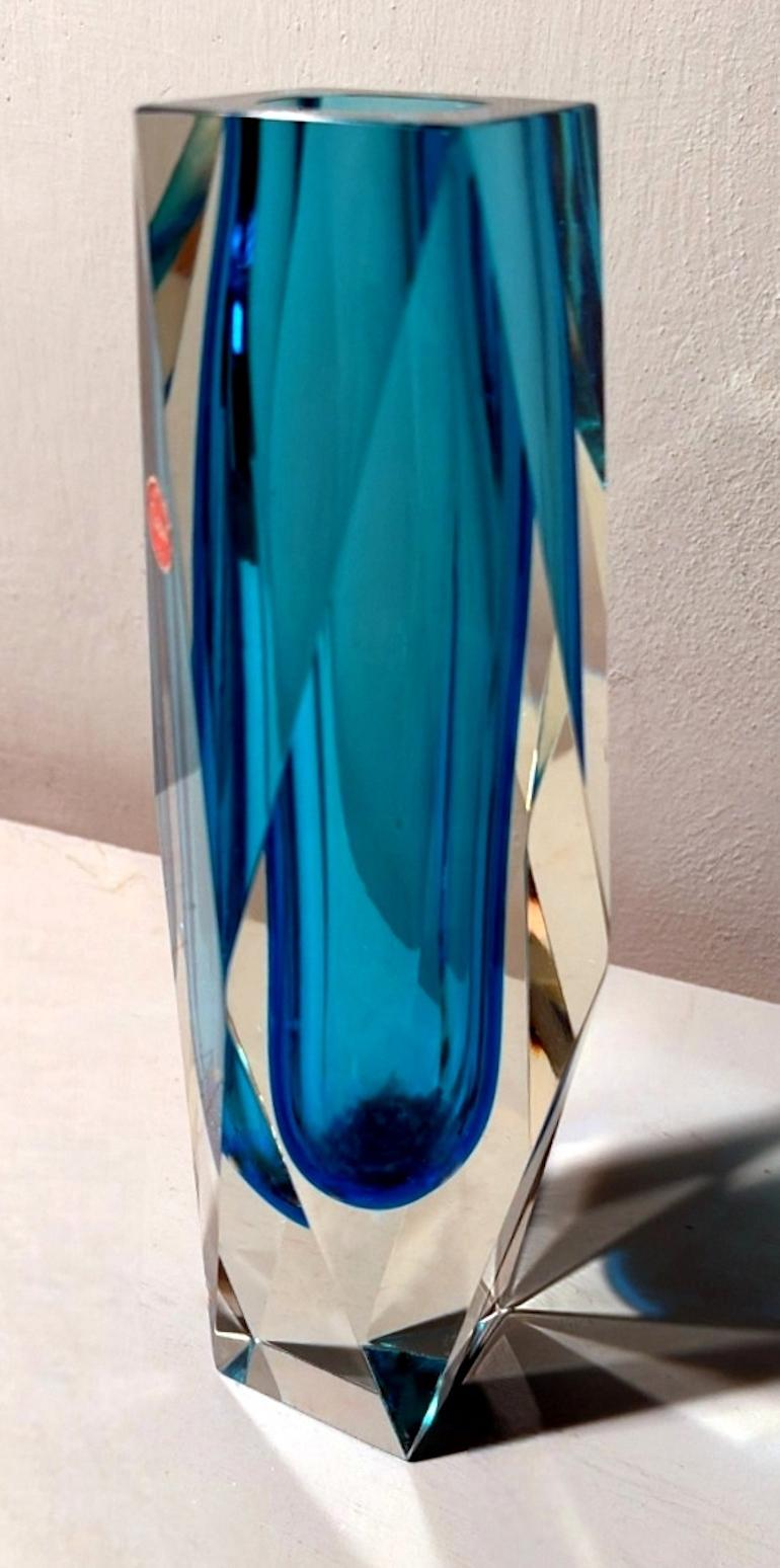 XX secolo Vaso in vetro sommerso colorato e sfaccettato attribuito a Mandruzzato Murano in vendita