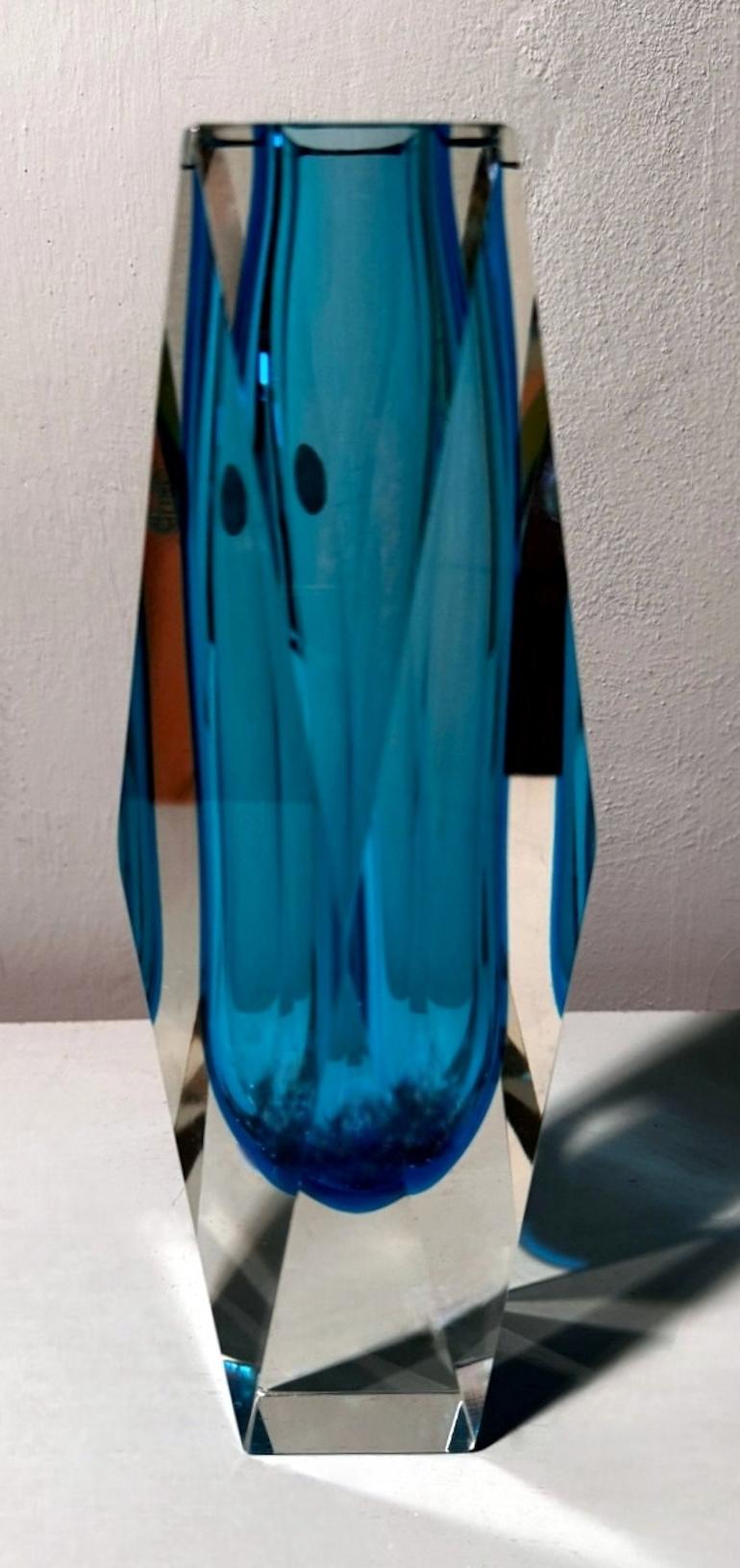 Vaso in vetro sommerso colorato e sfaccettato attribuito a Mandruzzato Murano in vendita 1