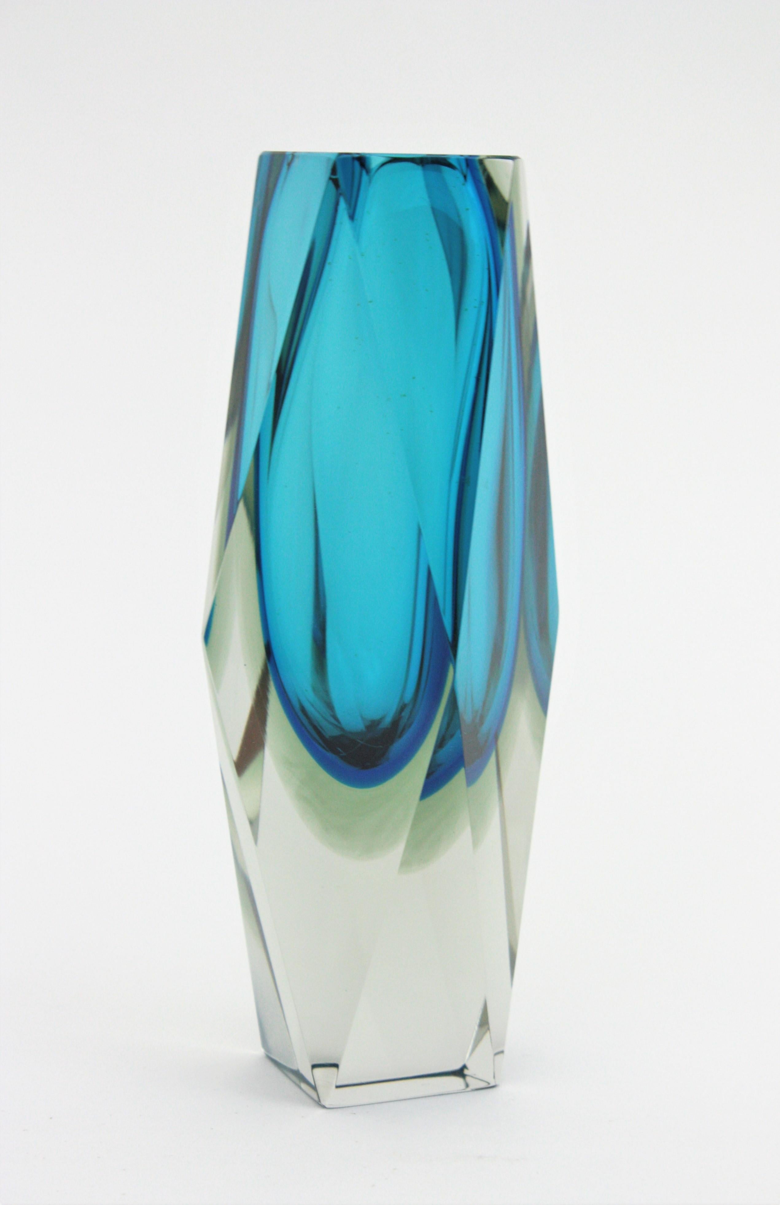 Jarrón de cristal artístico facetado Mandruzzato Murano Azul Sommerso en venta 3