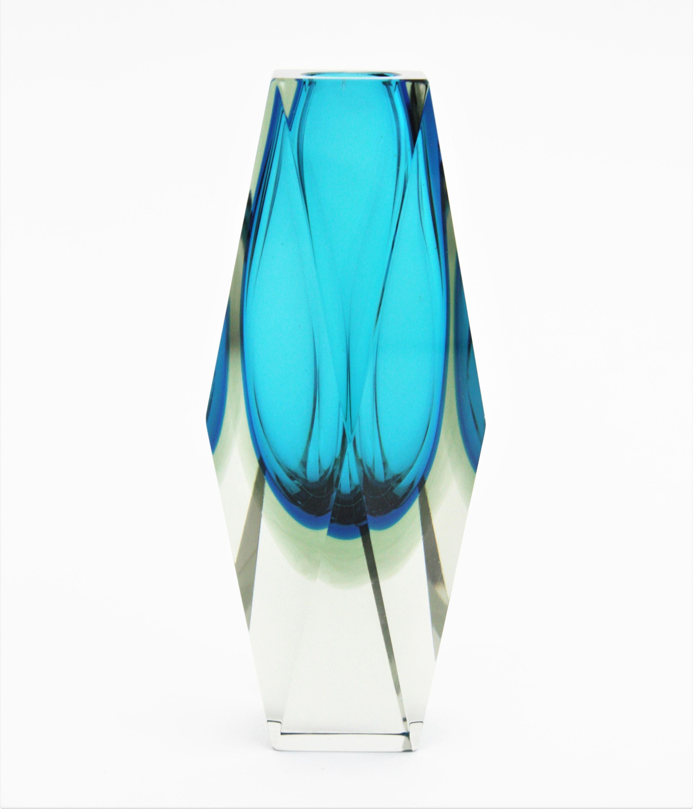 Llamativo jarrón facetado de Murano Glass Sommerso de color azul atribuido a Mandruzzato. Italia, años 60. 
Cristal azul con una capa en azul más oscuro encamisada en cristal transparente. 
Preciosa colocada sola o formando parte de una colección