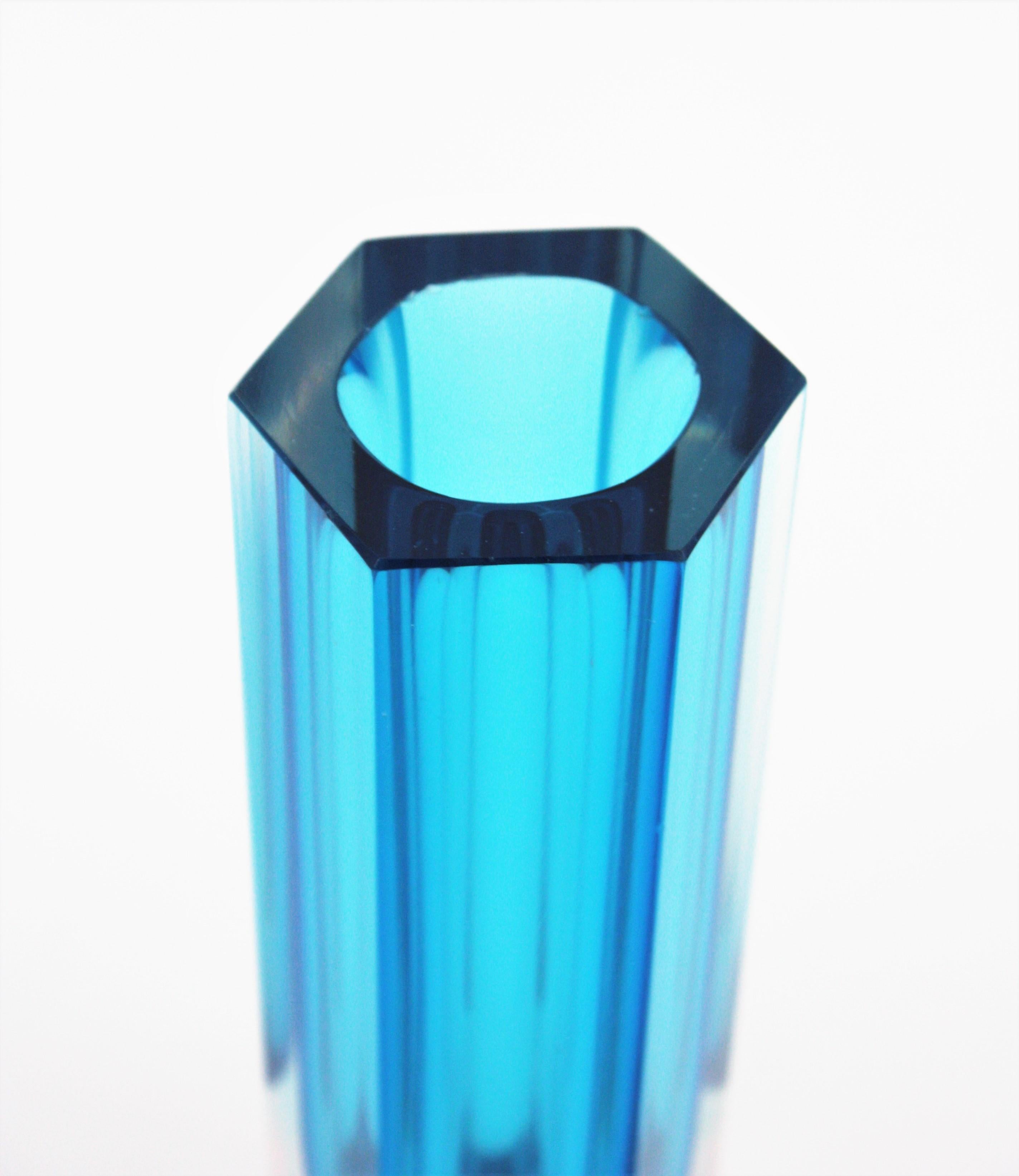 Mid-Century Modern Vase d'art hexagonal bleu Sommerso facetté de Murano Mandruzzato en vente
