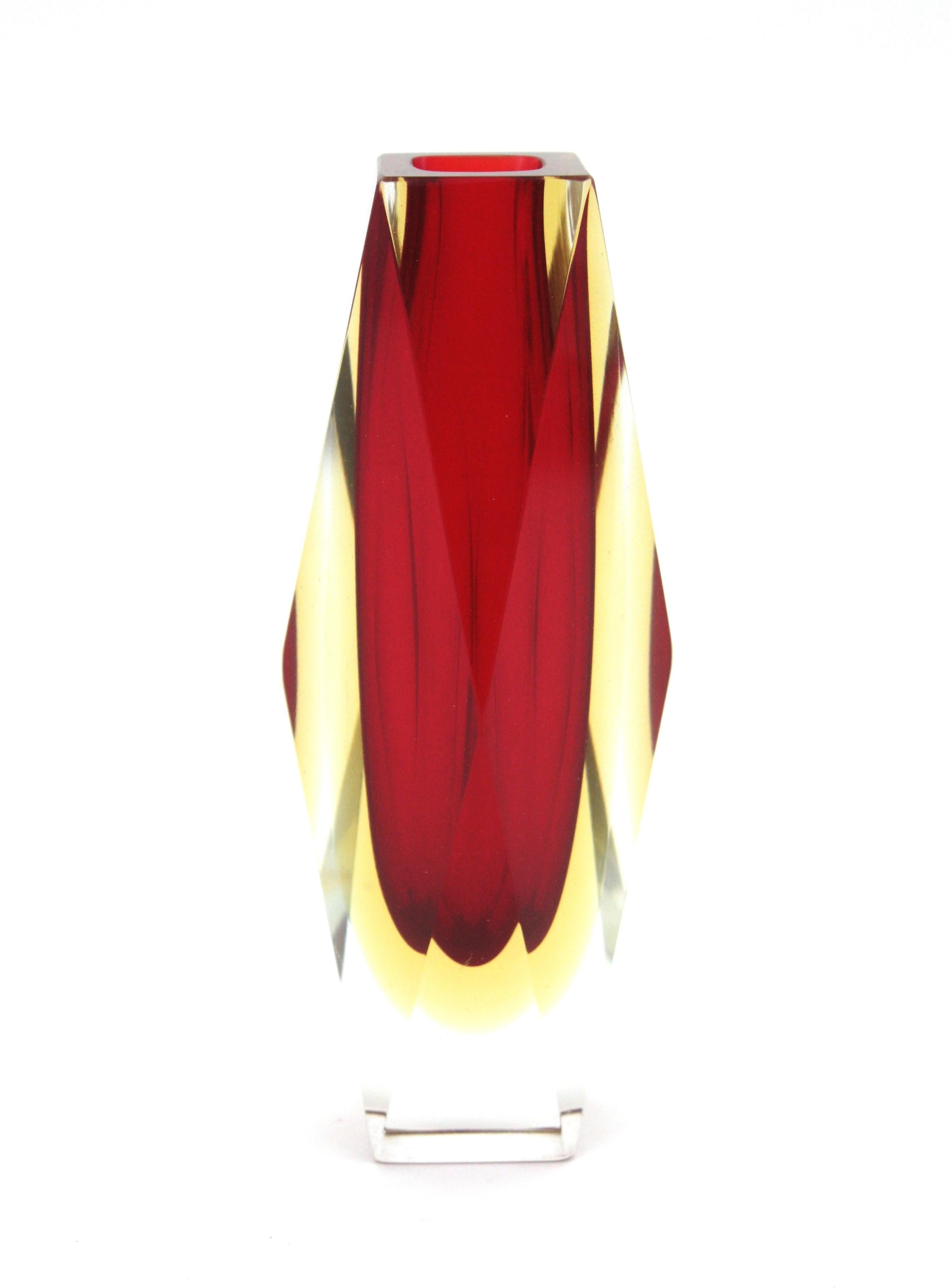 Mandruzzato Murano Facettierte Sommerso-Kunstglasvase aus rotem und gelbem Mandruzzato-Muranoglas im Zustand „Gut“ im Angebot in Barcelona, ES