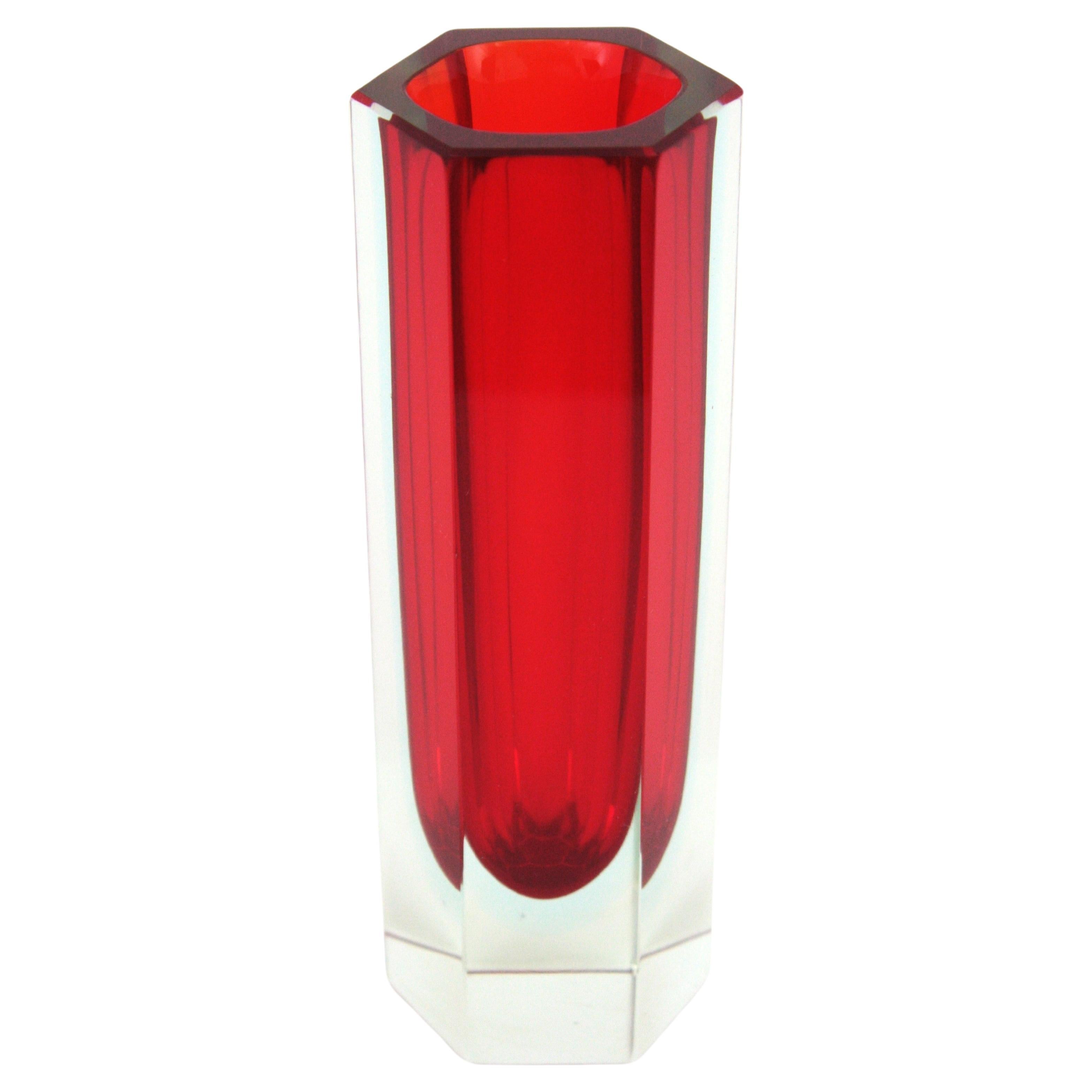 A cool midcentury red and clear Sommerso glass hexagonal faceted vase. Attributed to Mandruzzato, Italy, 1960s.
Red glass with a layer of soft blue glass summerged into clear glass using the Sommerso technique.
This eye-catching vase will be pretty