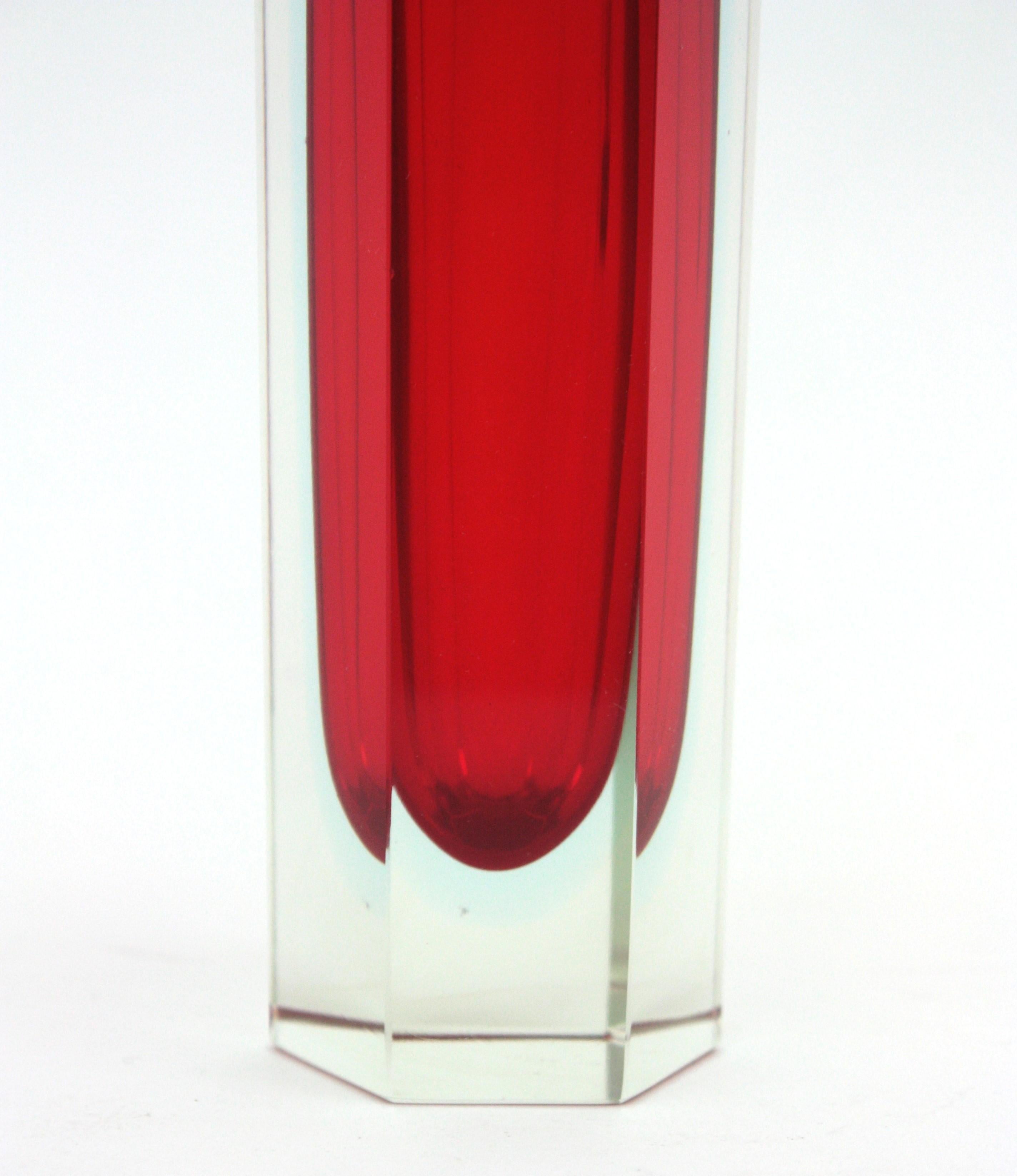Mandruzzato Murano Faceted Sommerso Red Blue Clear Hexagon Art Glass Vase In Excellent Condition For Sale In Barcelona, ES
