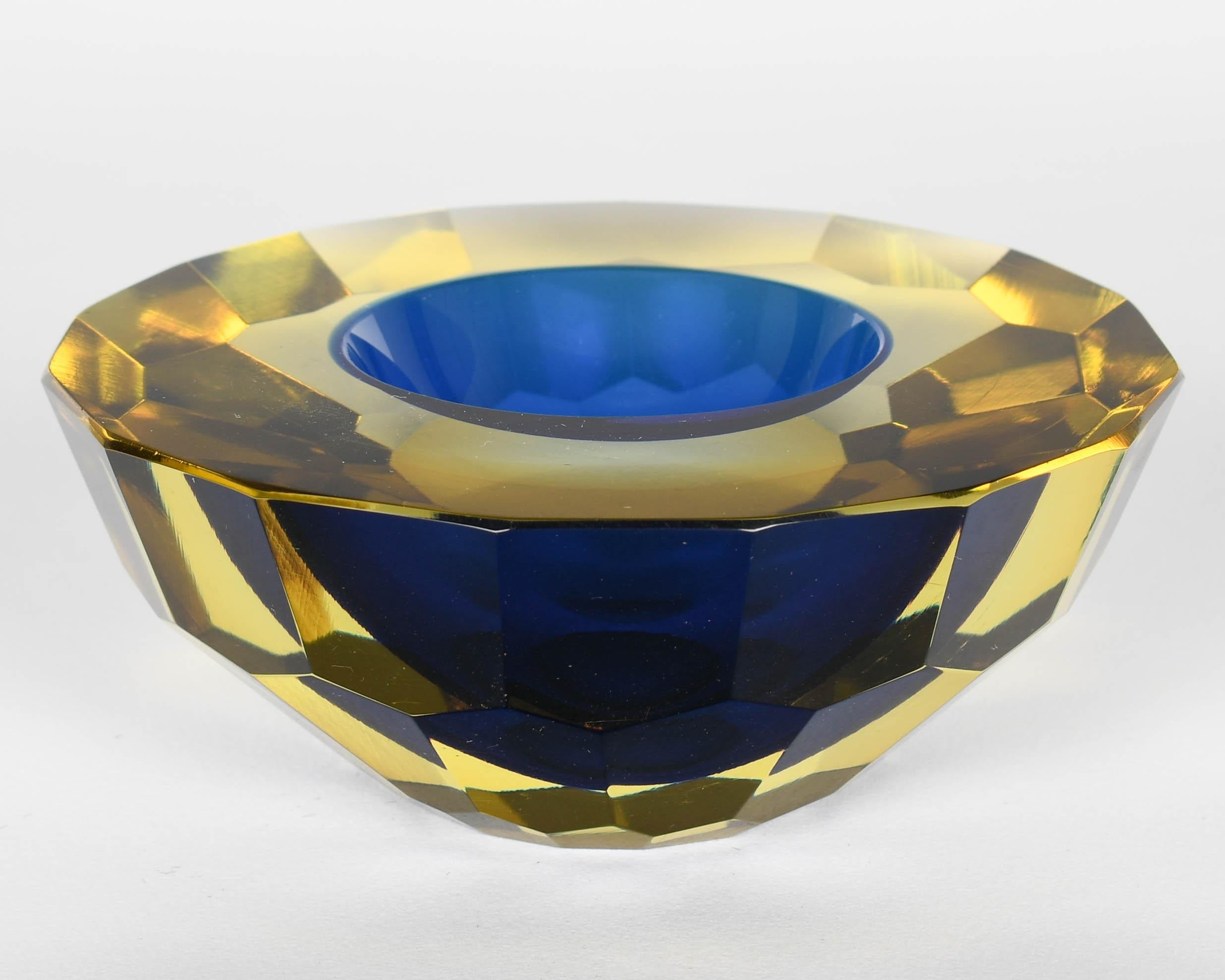Votivo o pequeño cuenco de caviar de cristal de Murano, geoda facetada sommerso, de Alessandro Mandruzzato. Cristal con carcasa azul cobalto y amarillo, con el exterior tallado en forma de diamante y el centro liso.
Alrededor de 1970
Dimensiones