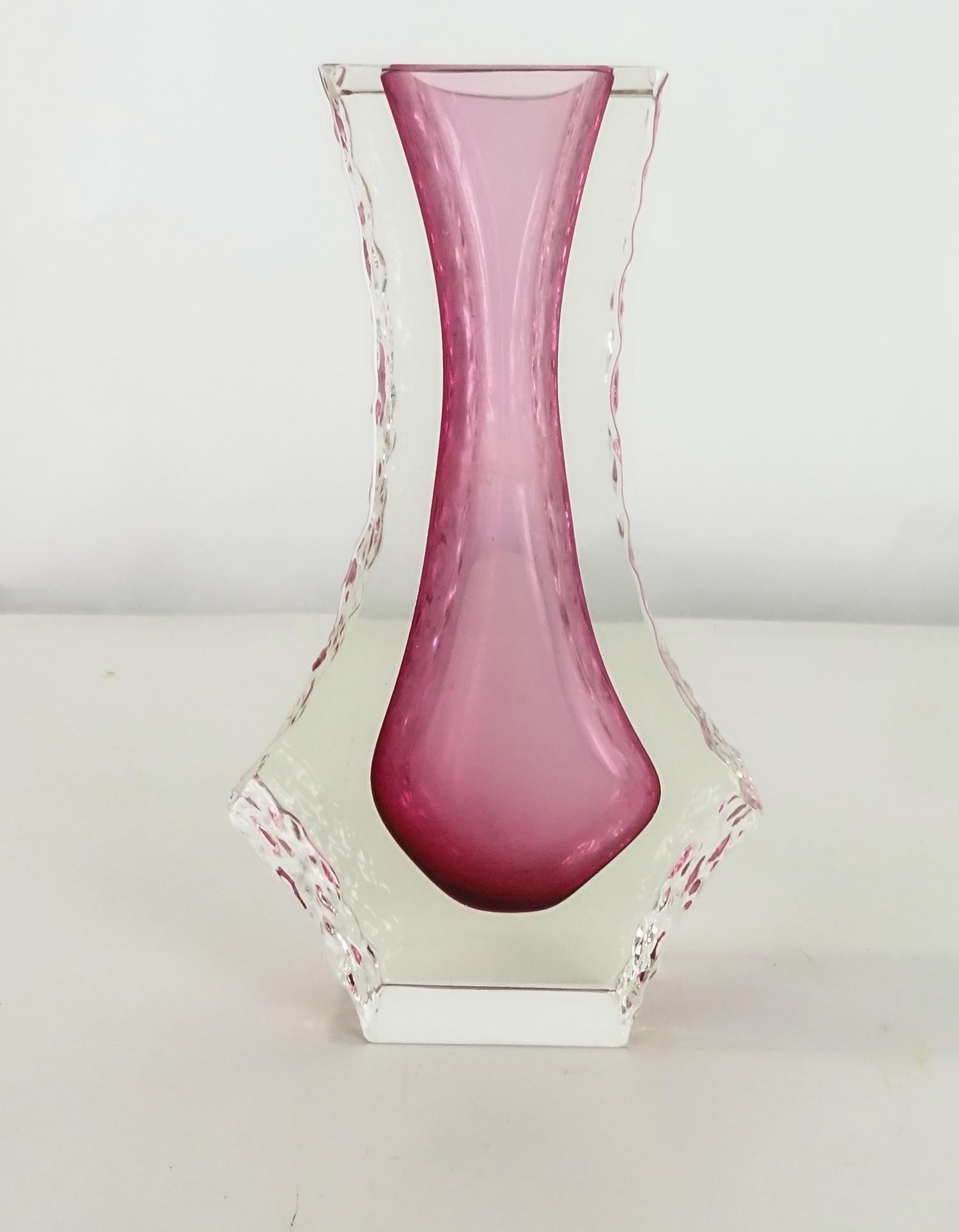 Vase aus facettiertem Murano-Kunstglas aus der Jahrhundertmitte mit strukturiertem Eisglasrand. Zuschreibung an Mandruzzato, Italien, 1960er Jahre.
Diese strukturierten Vasen sind schwer zu finden.
Die Farbe ist nicht einheitlich, an manchen Stellen