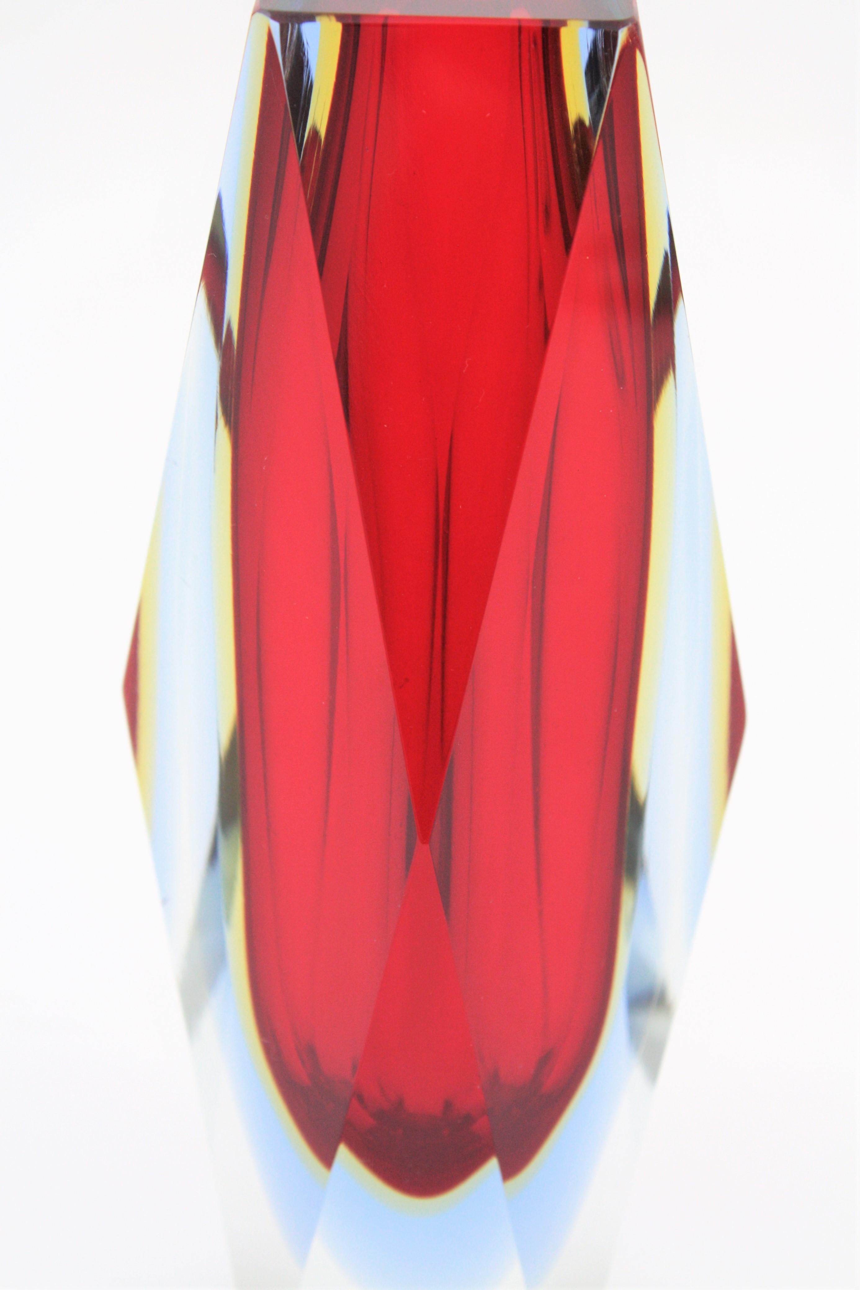 Mandruzzato Murano Sommerso Vase aus rotem, blauem, gelbem, klarem und klarem facettiertem Glas, 1960er Jahre im Zustand „Hervorragend“ im Angebot in Barcelona, ES