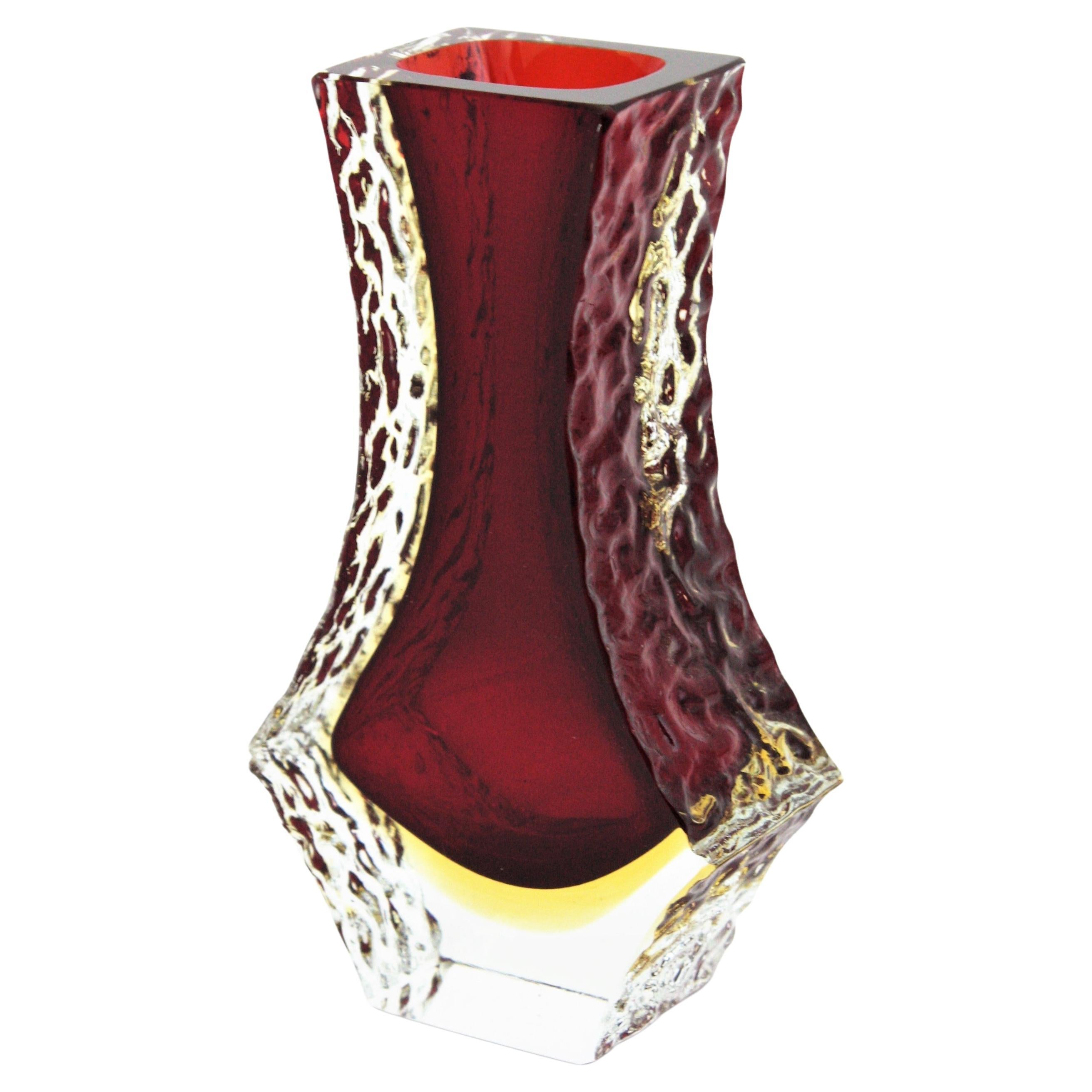 Mid-Century Modern Vase à facettes en verre de glace rouge et jaune Sommerso de Murano Mandruzzato en vente