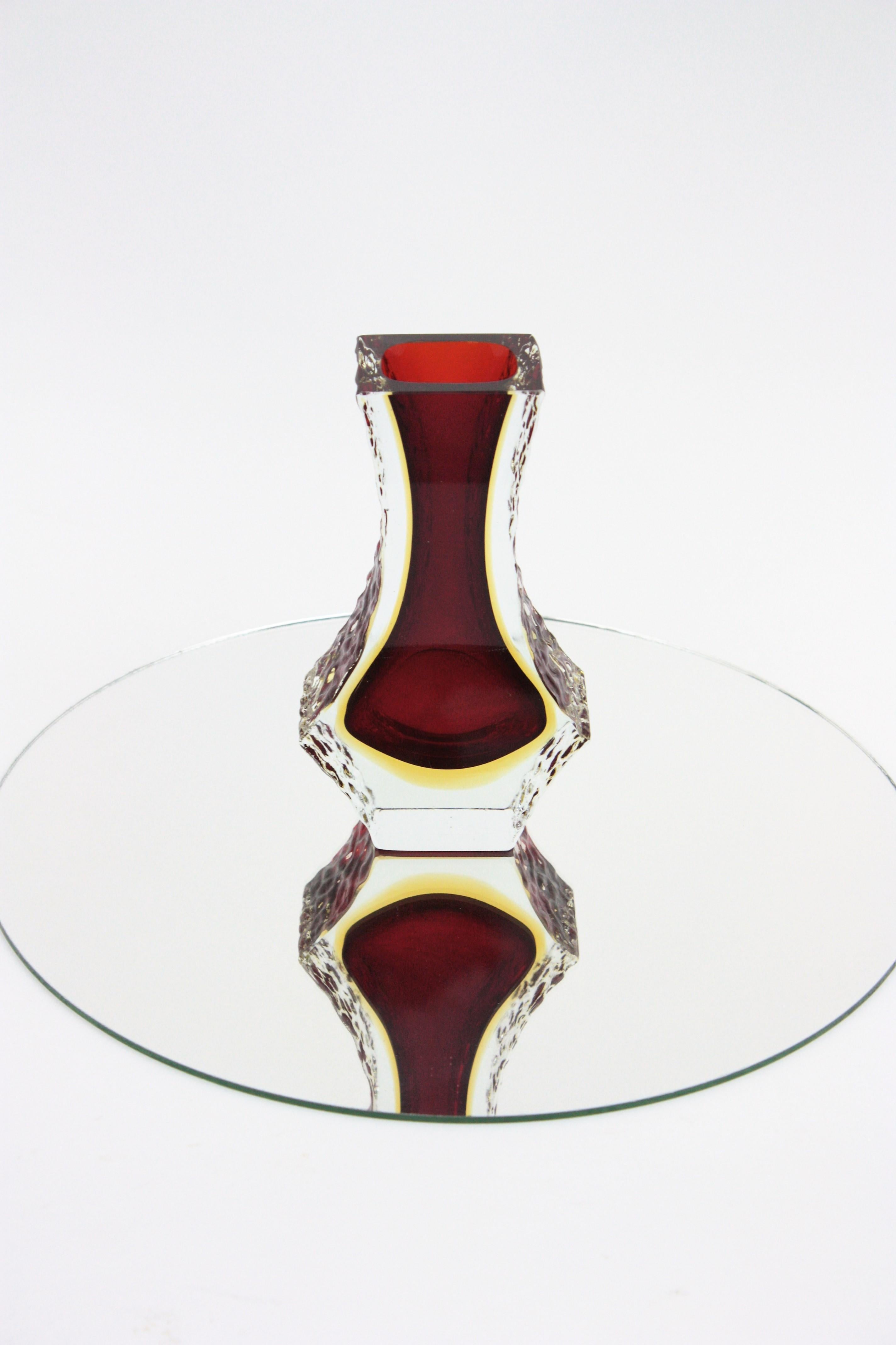 Mandruzzato Murano Sommerso Rot Gelb Eisglas Facettierte Vase  (20. Jahrhundert) im Angebot