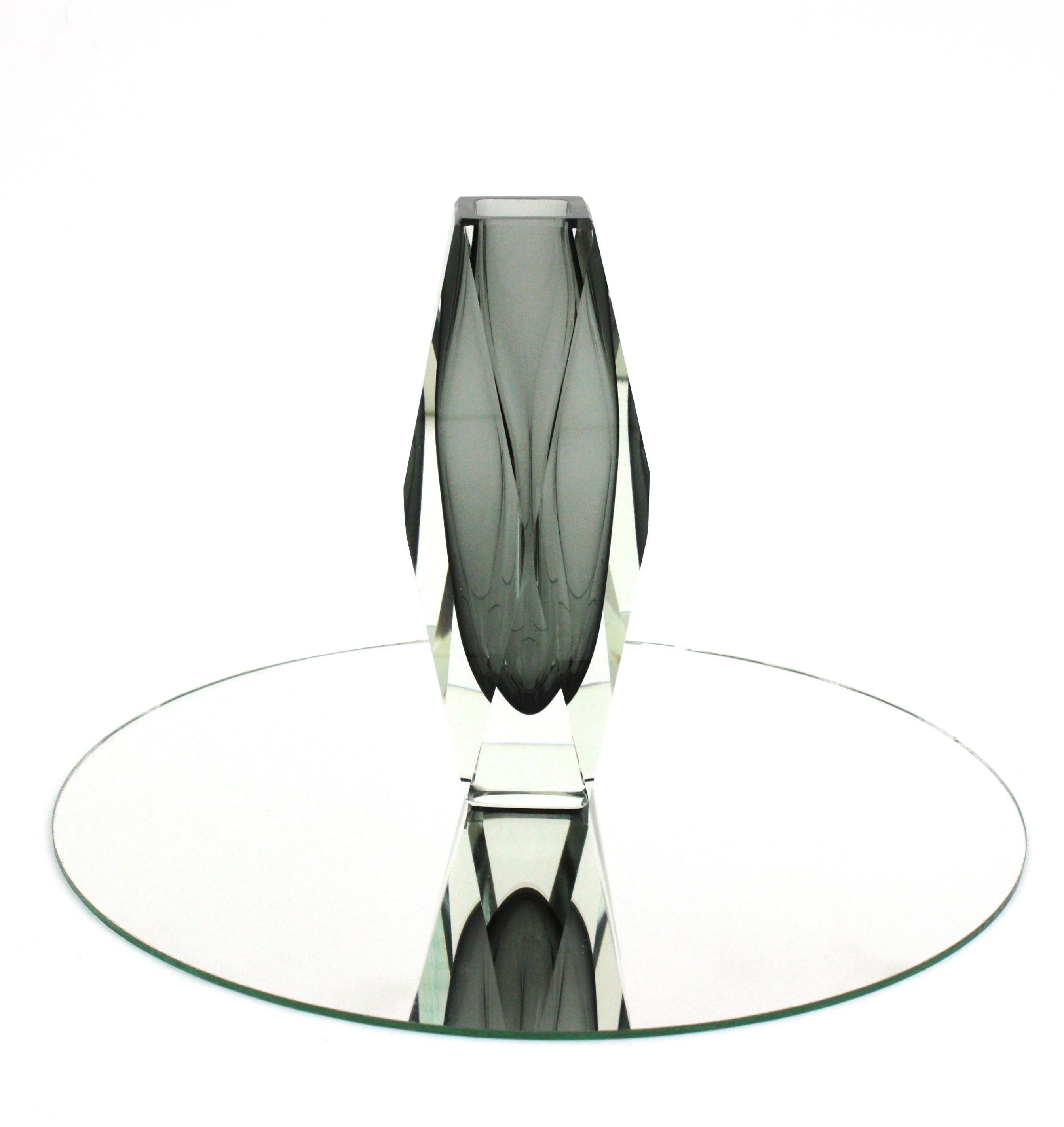 Ausgezeichnete Vase von Sommerso mit facettiertem Glas in Grautönen. Zuschreibung an Mandruzzato, Italien, 1960er Jahre.
Dunkles und klares graues Glas, das mit der Sommerso-Technik in klares Glas eingelegt wurde.
Ausgezeichneter Zustand. Keine