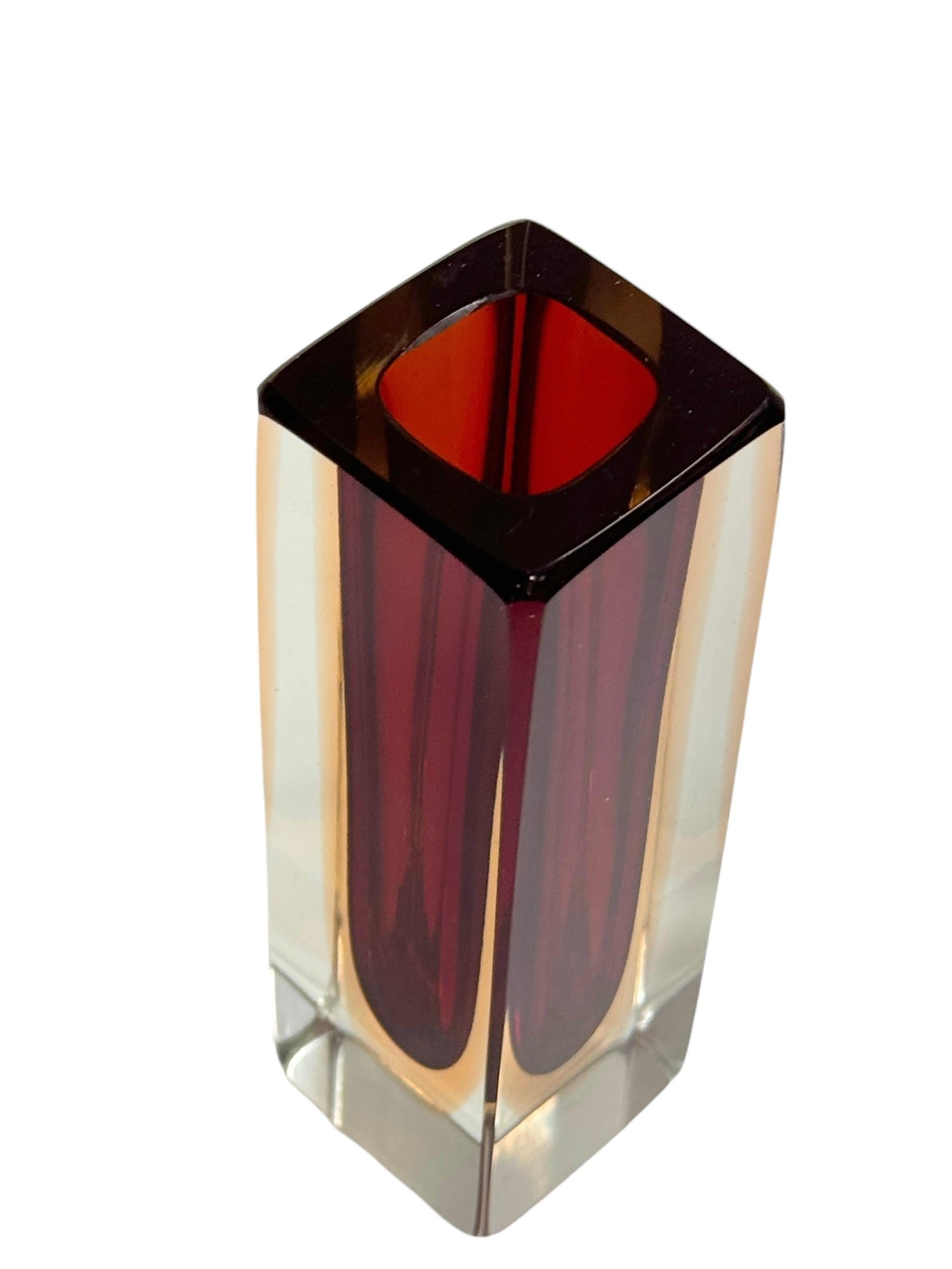 Un sorprendente vaso Mandruzzato in vetro veneziano di Murano del Mid-Century Modern realizzato in Italia, intorno agli anni '60. Questo è un vaso in vetrocemento. Rosso all'interno del chiaro. La parte superiore del vaso è a taglio piatto. Il vaso