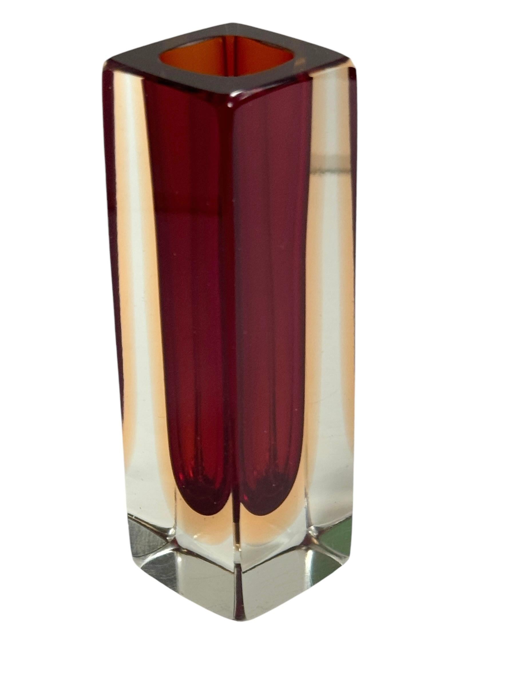 Mid-Century moderno Vaso a blocco di Murano Glass Sommerso rosso e trasparente di Mandruzzato in vendita