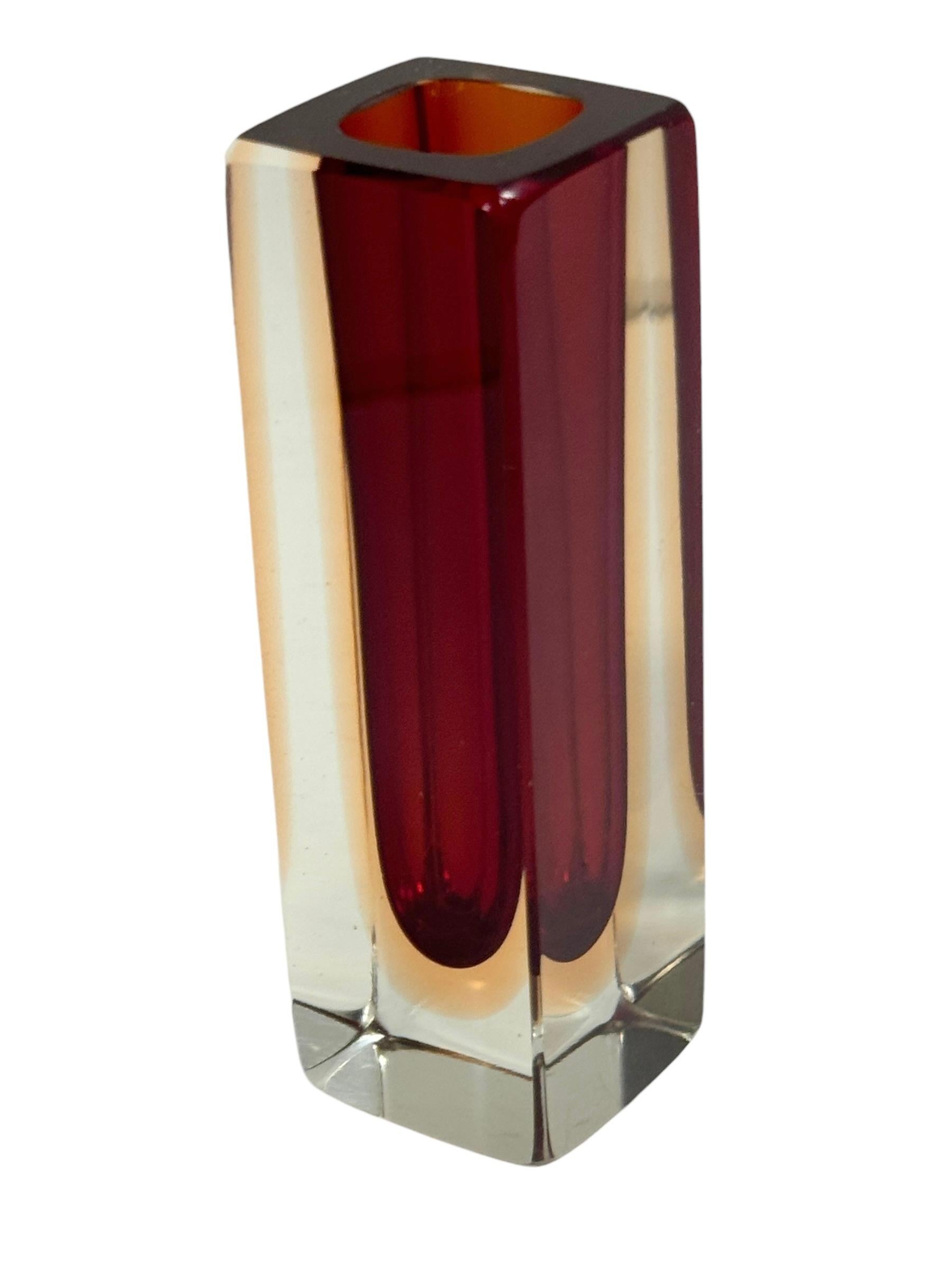Italiano Vaso a blocco di Murano Glass Sommerso rosso e trasparente di Mandruzzato in vendita