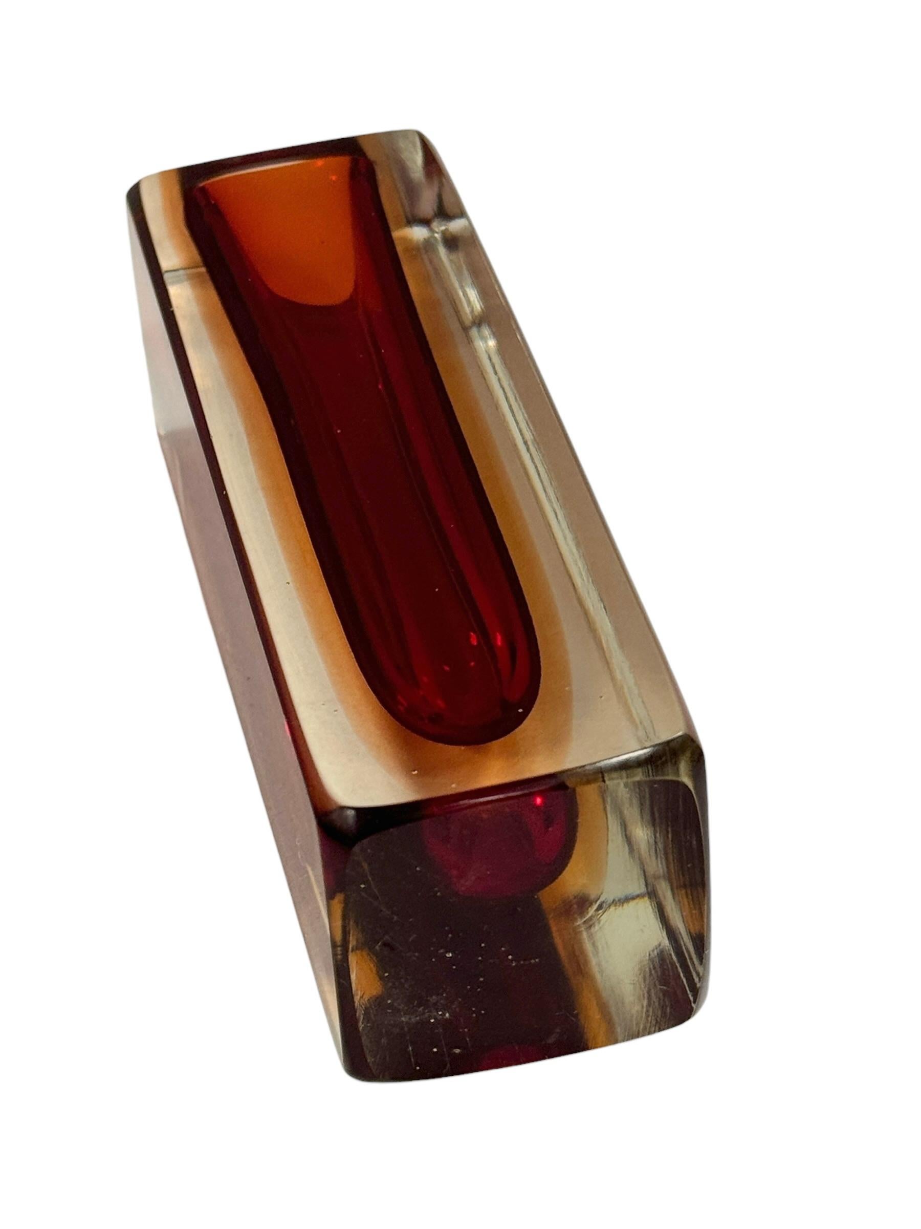 Metà XX secolo Vaso a blocco di Murano Glass Sommerso rosso e trasparente di Mandruzzato in vendita
