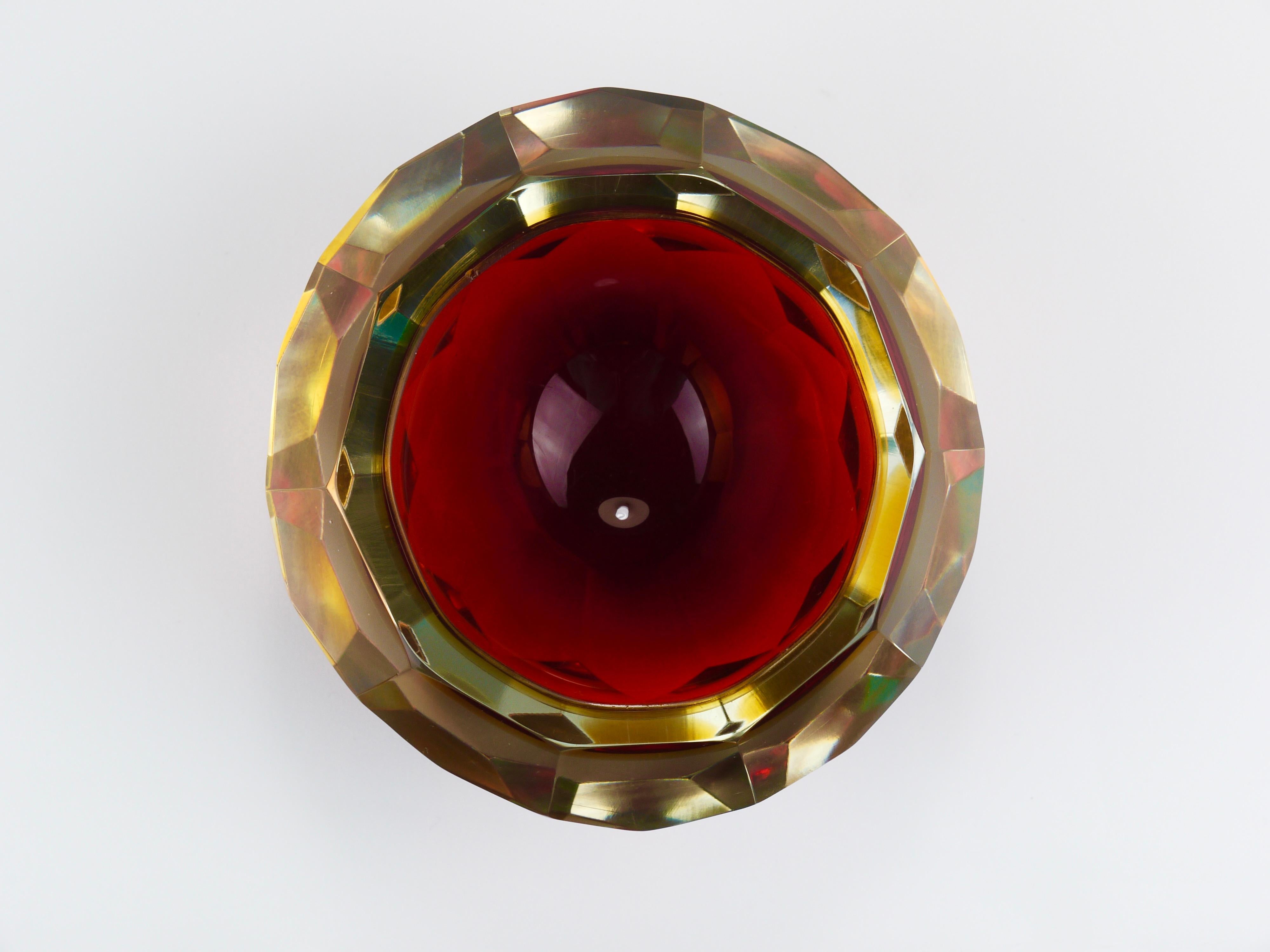 Cuenco con diamantes de cristal de Murano facetado Mandruzzato Sommerso, Italia, años 60 en venta 4