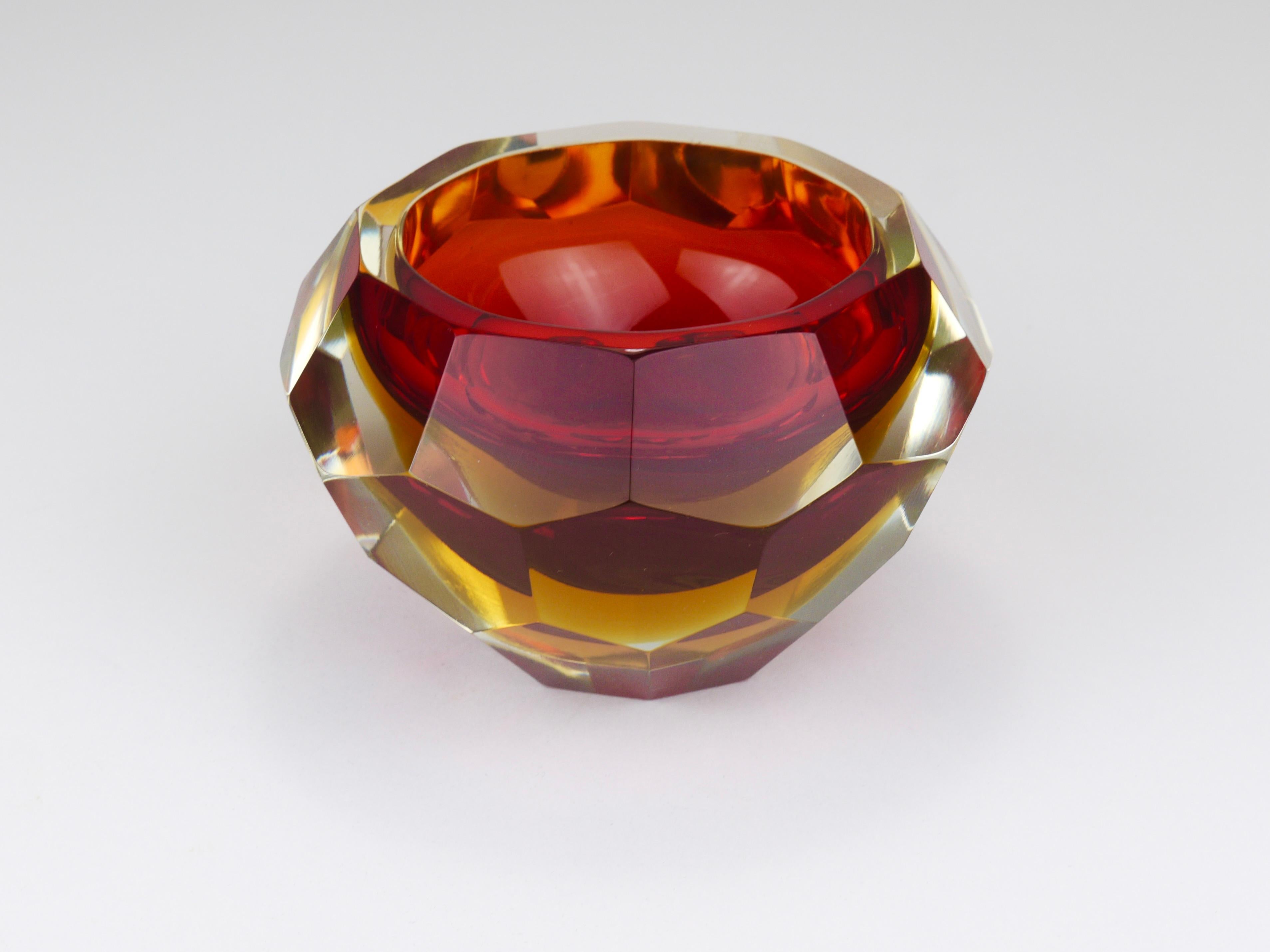 Cuenco con diamantes de cristal de Murano facetado Mandruzzato Sommerso, Italia, años 60 siglo XX en venta