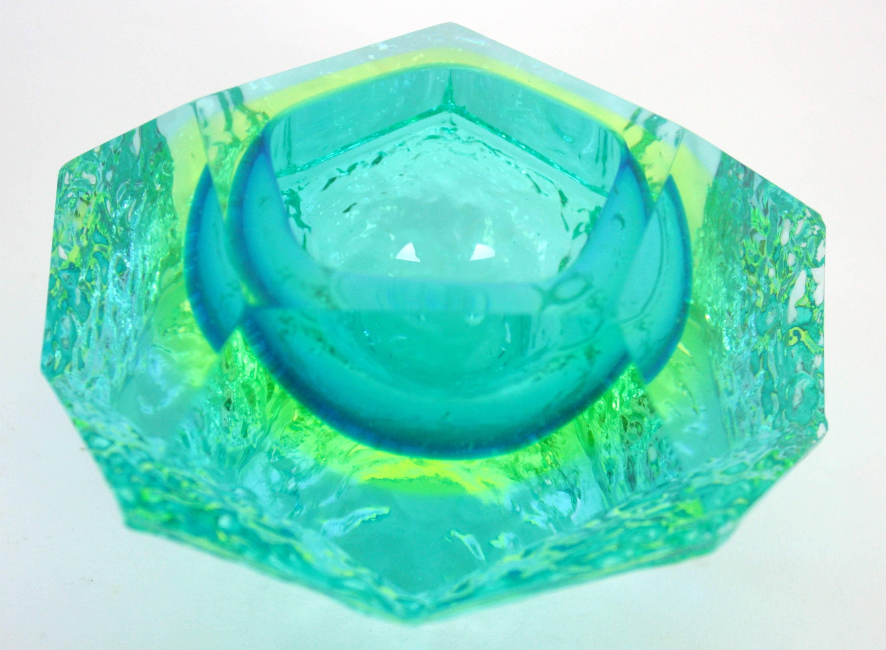 Mandruzzato Sommerso Mint Green Lime Blue Ice Glass Faceted Murano Bowl /Ashtray In Good Condition In Barcelona, ES