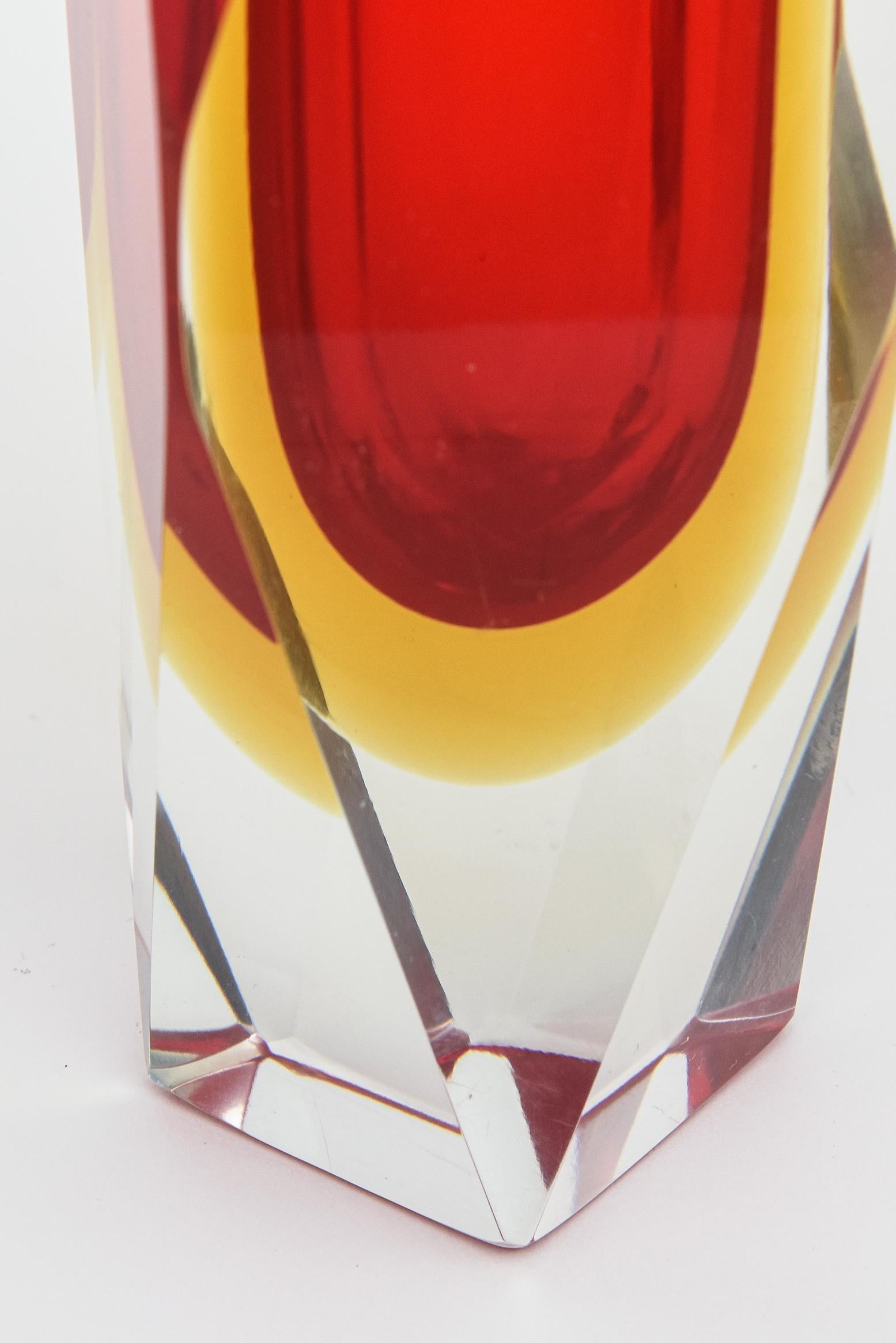 Mandruzzato - Vase en verre Sommerso rouge et jaune à facettes, Murano, Italie en vente 1