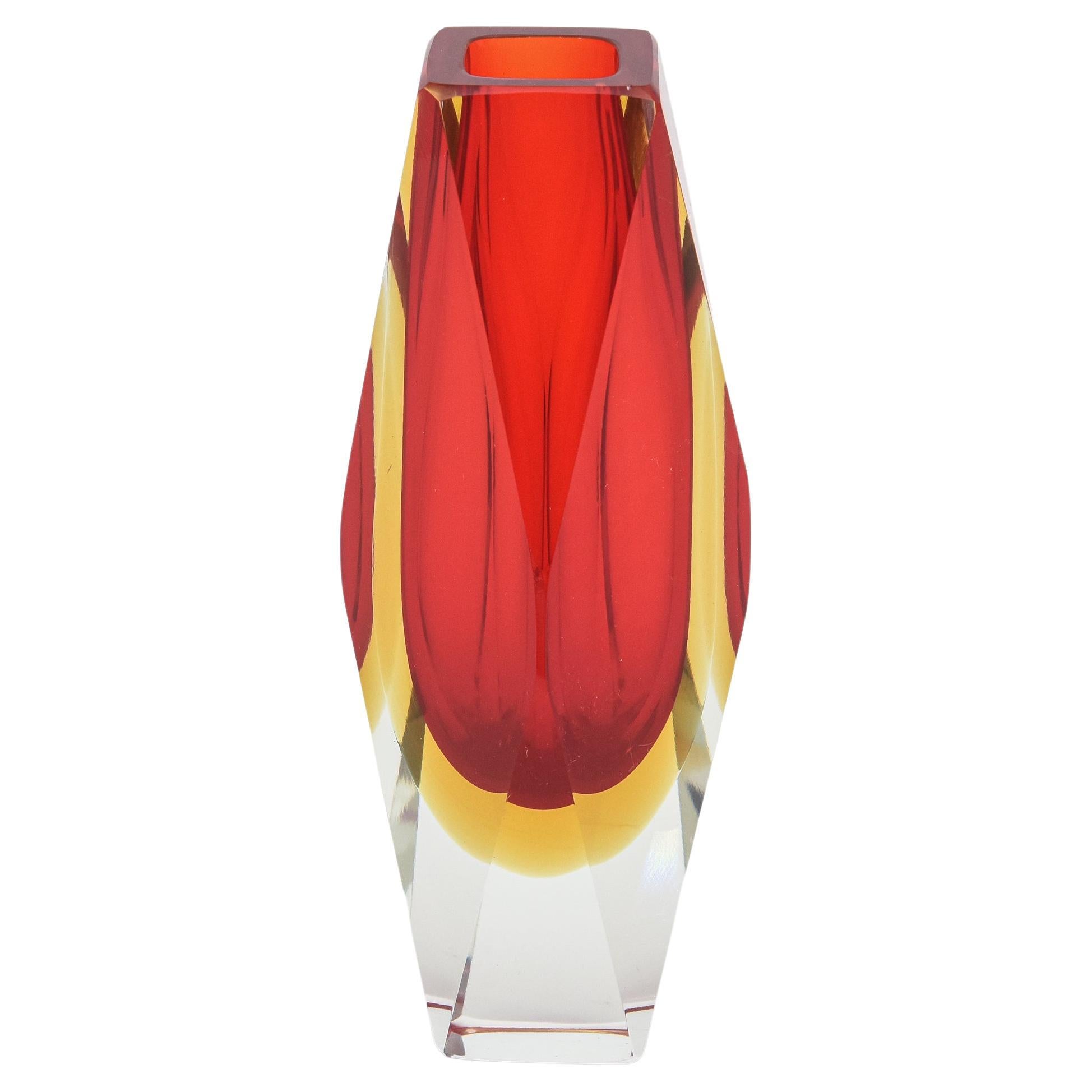 Mandruzzato - Vase en verre Sommerso rouge et jaune à facettes, Murano, Italie en vente