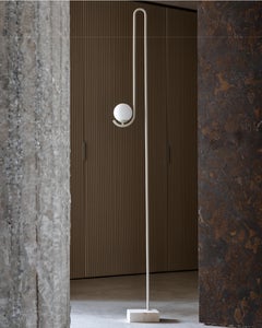 Lampadaire contemporain au revêtement en poudre blanc cassé, socle en marbre
