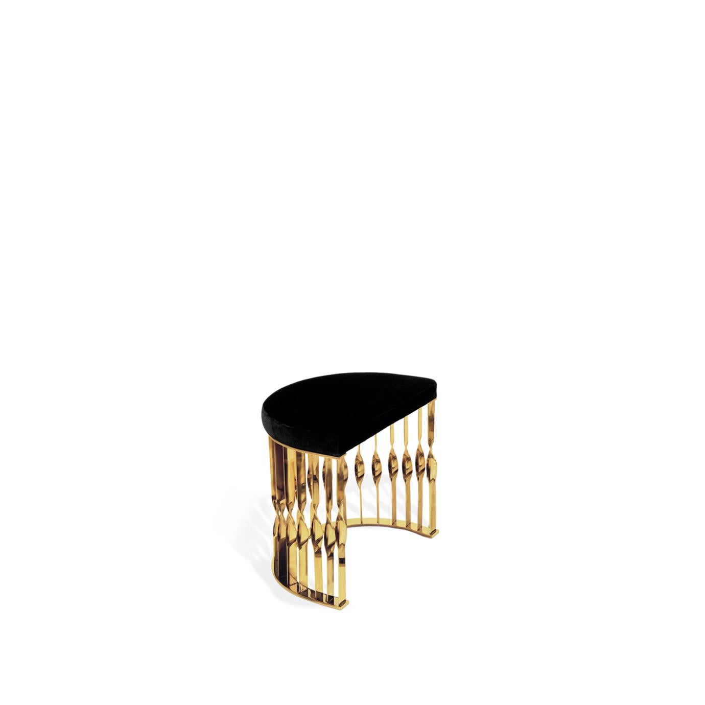 Dieser fließende und ungewöhnliche Hocker ist eine Mischung aus Design und Schmuck. Der Hocker Mandy ist aus einem Manschettenarmband entstanden und verschönert mit seinem weichen, schwarzen Samtbezug und dem Fuß aus gedrehtem, hochglanzpoliertem
