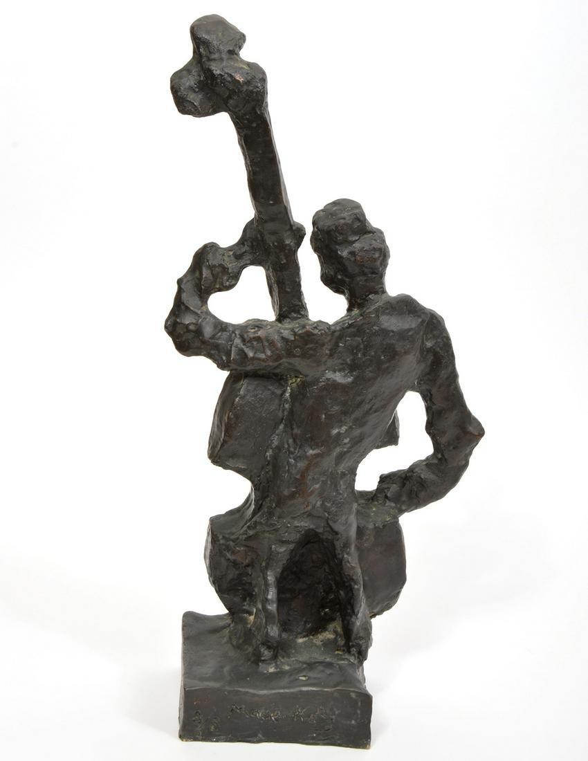 Escultura de bronce de contrabajista músico klezmer firmada Mane Katz en la base. Numerado 8/8.

-Katz (1894-1962)  fue un pintor lituano nacido en Ucrania más conocido por sus representaciones de los shtetl judíos de Europa del Este. Emmanuel