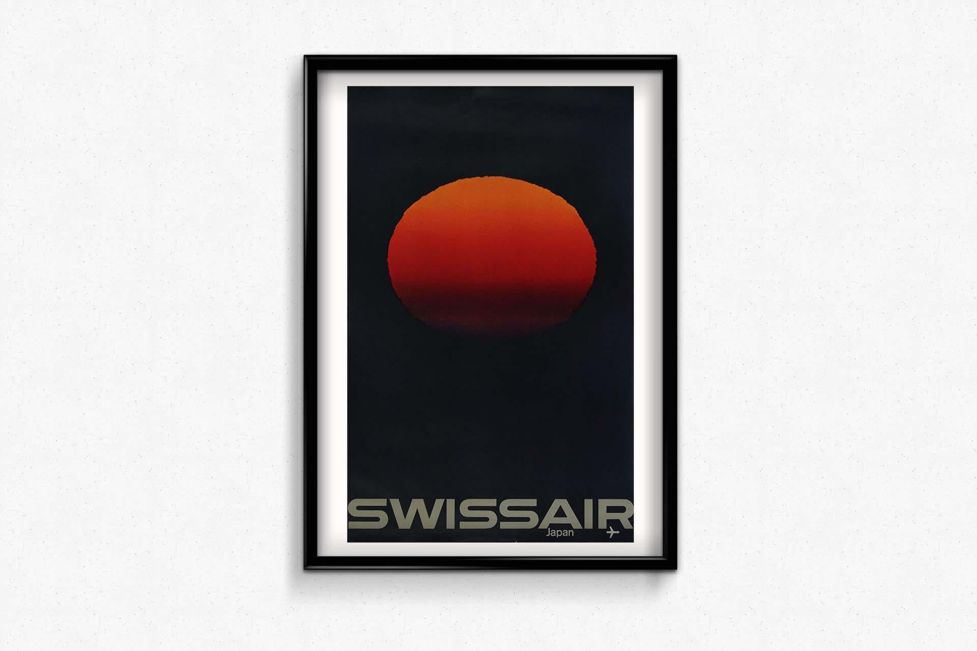 L'affiche de voyage originale de 1964 de Manfred Bingler et Emil Schulthess pour Swissair Japan capture l'essence de l'attrait culturel et de la beauté naturelle du Japon avec une représentation astucieuse d'un coucher de soleil reflétant le drapeau