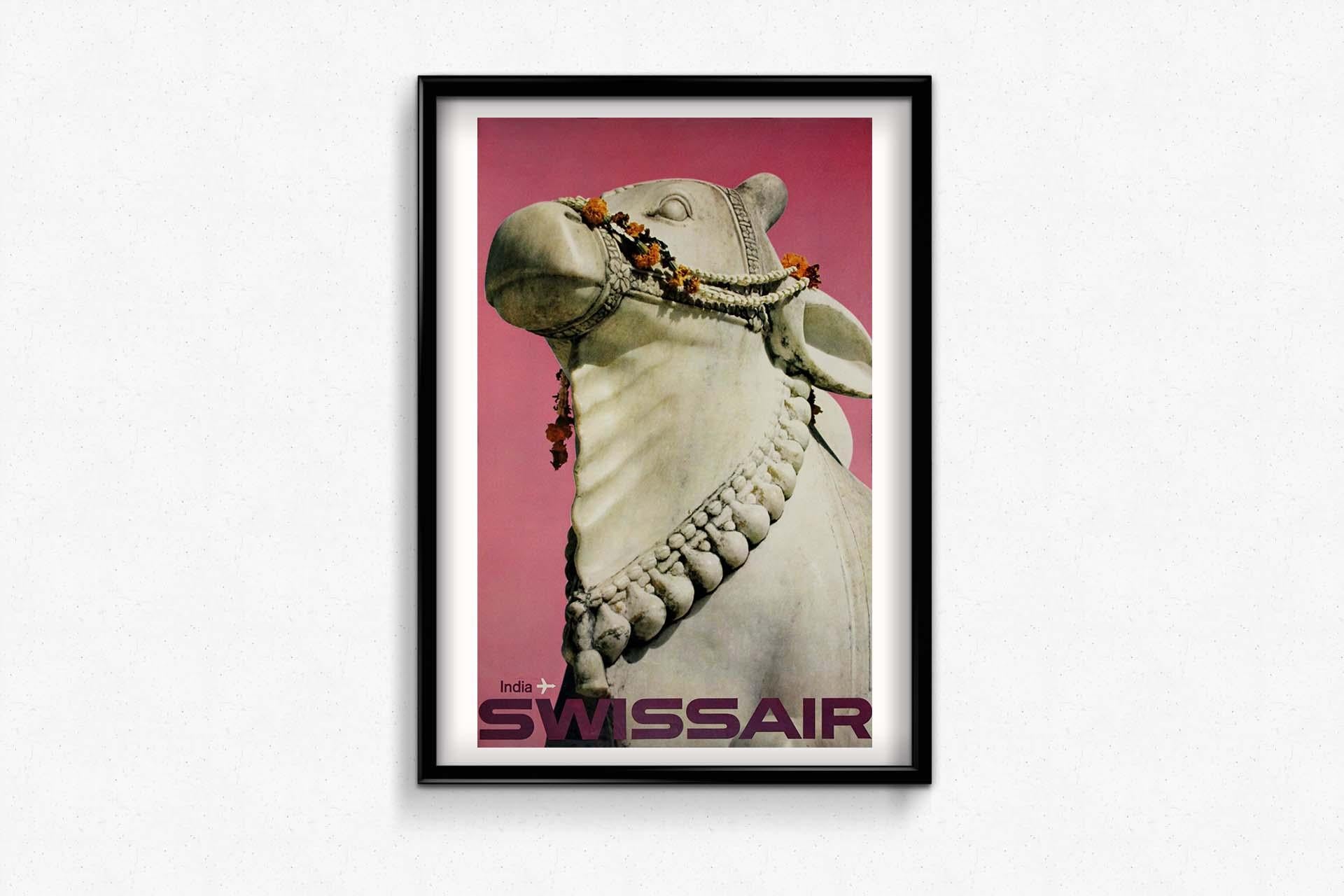 1968 schuf der talentierte Künstler Manfred Bingler für die Swissair ein stimmungsvolles Reiseplakat, das für Reisen nach Indien warb. Dieses Poster fängt die Mystik und den Reiz Indiens ein und lädt Reisende dazu ein, das reiche kulturelle Erbe und