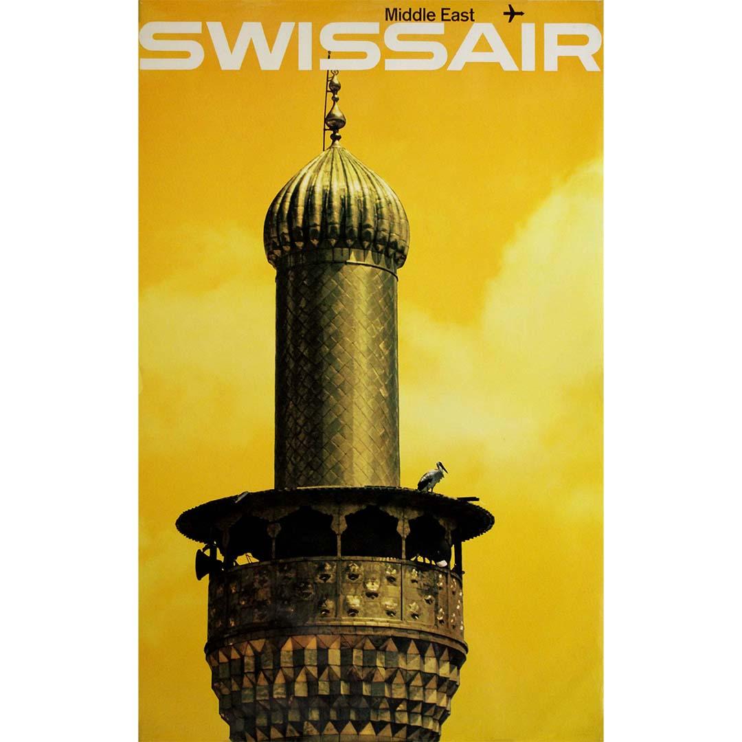 Das Originalplakat von Manfred Bingler, das 1964 für die Reisen der Swissair in den Nahen Osten geschaffen wurde, bringt den Reiz und die Mystik des Fliegens jener Zeit auf den Punkt. Binglers künstlerische Vision entführt den Betrachter in die