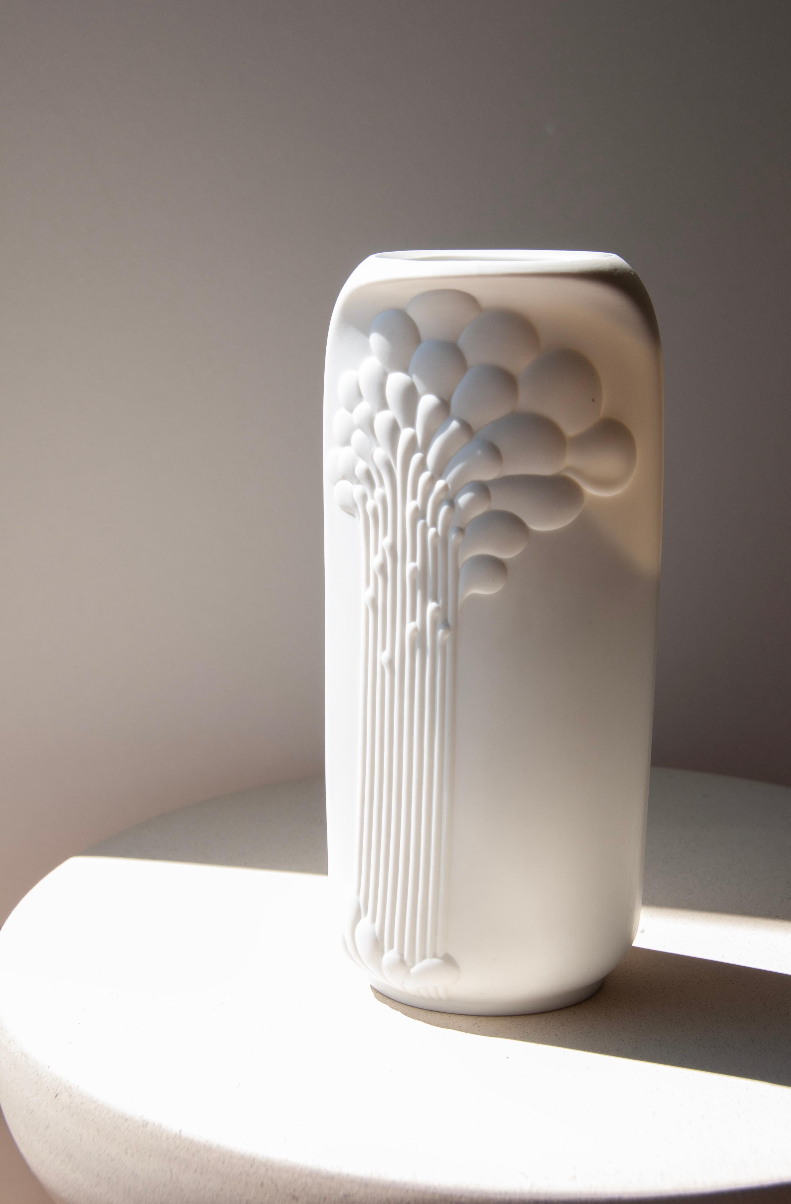 Modern Op Art Vase in Matte Bisque Porcelain

Discover this high-quality, tall modern Op Art vase crafted from matte bisque porcelain. The design has an Op Art feel to it, complimented by the matte finish and stunning organic Art Deco relief decor