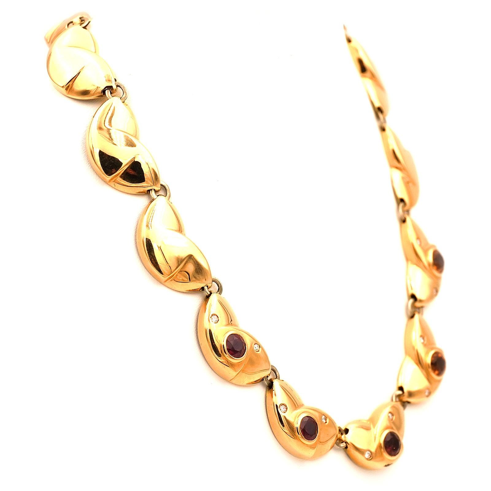 Manfredi - Collier ras du cou en or rose 18 carats avec améthyste, citrine et diamant

Joli collier en or rose 18 carats fabriqué à la main, conçu avec des maillons fantaisie en forme de croissant, le devant étant serti de trois améthystes et de