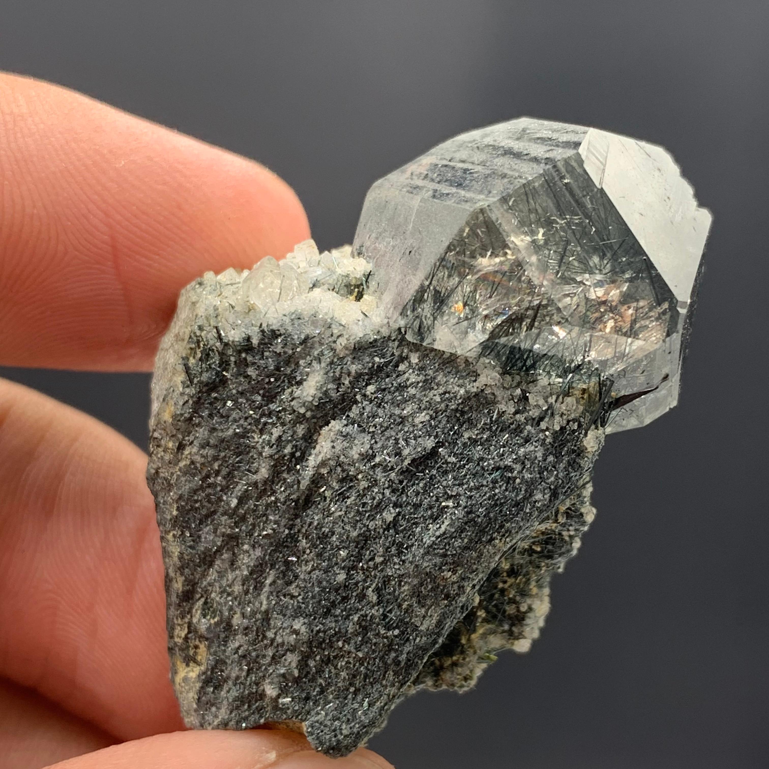 Cristallo di quarzo blu con inclusione di rutilo Manganeso Riebeckite su matrice dal Pakistan in vendita 6