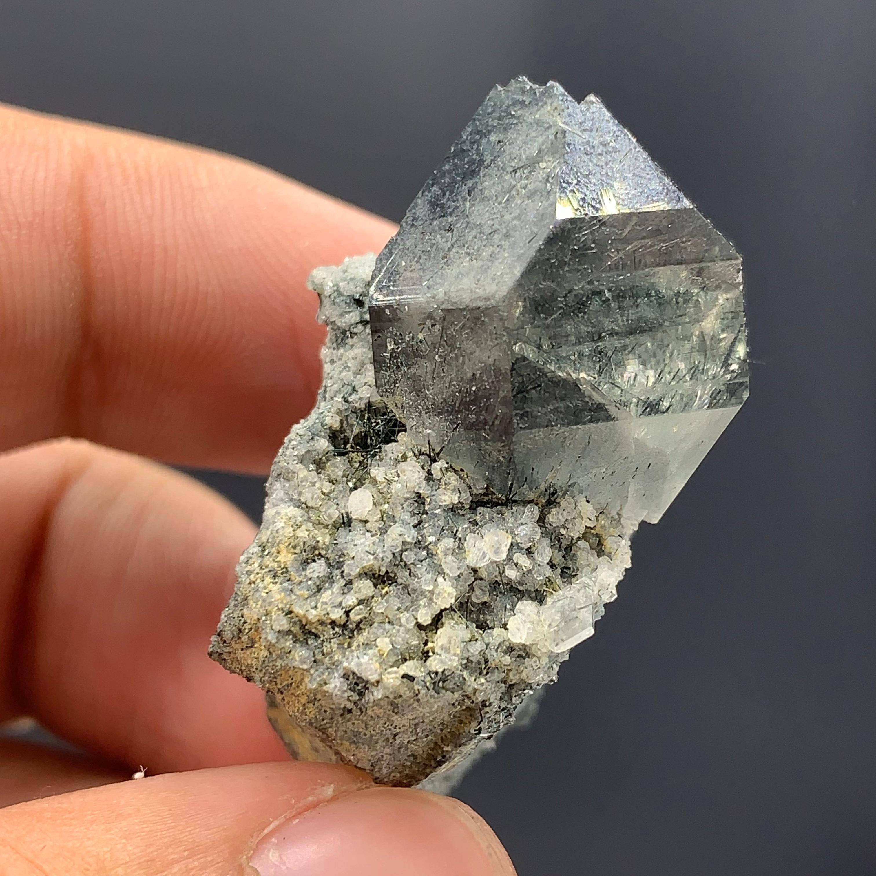 Stile Adam Cristallo di quarzo blu con inclusione di rutilo Manganeso Riebeckite su matrice dal Pakistan in vendita