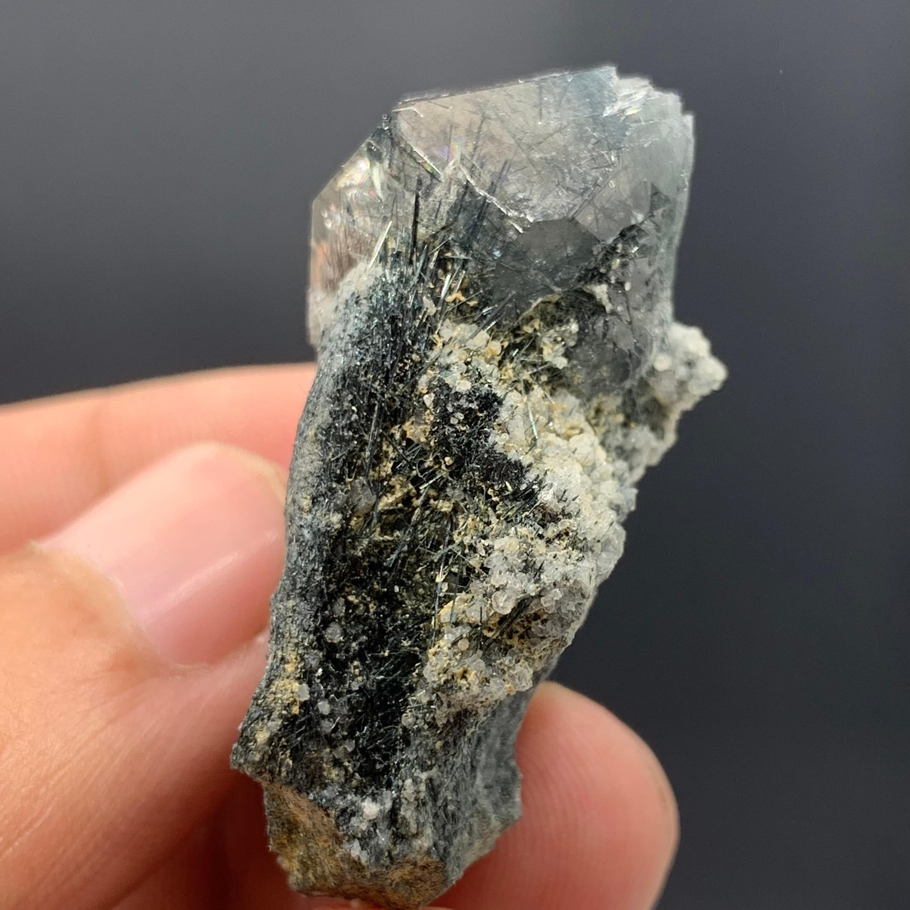 Fino al XVIII secolo Cristallo di quarzo blu con inclusione di rutilo Manganeso Riebeckite su matrice dal Pakistan in vendita