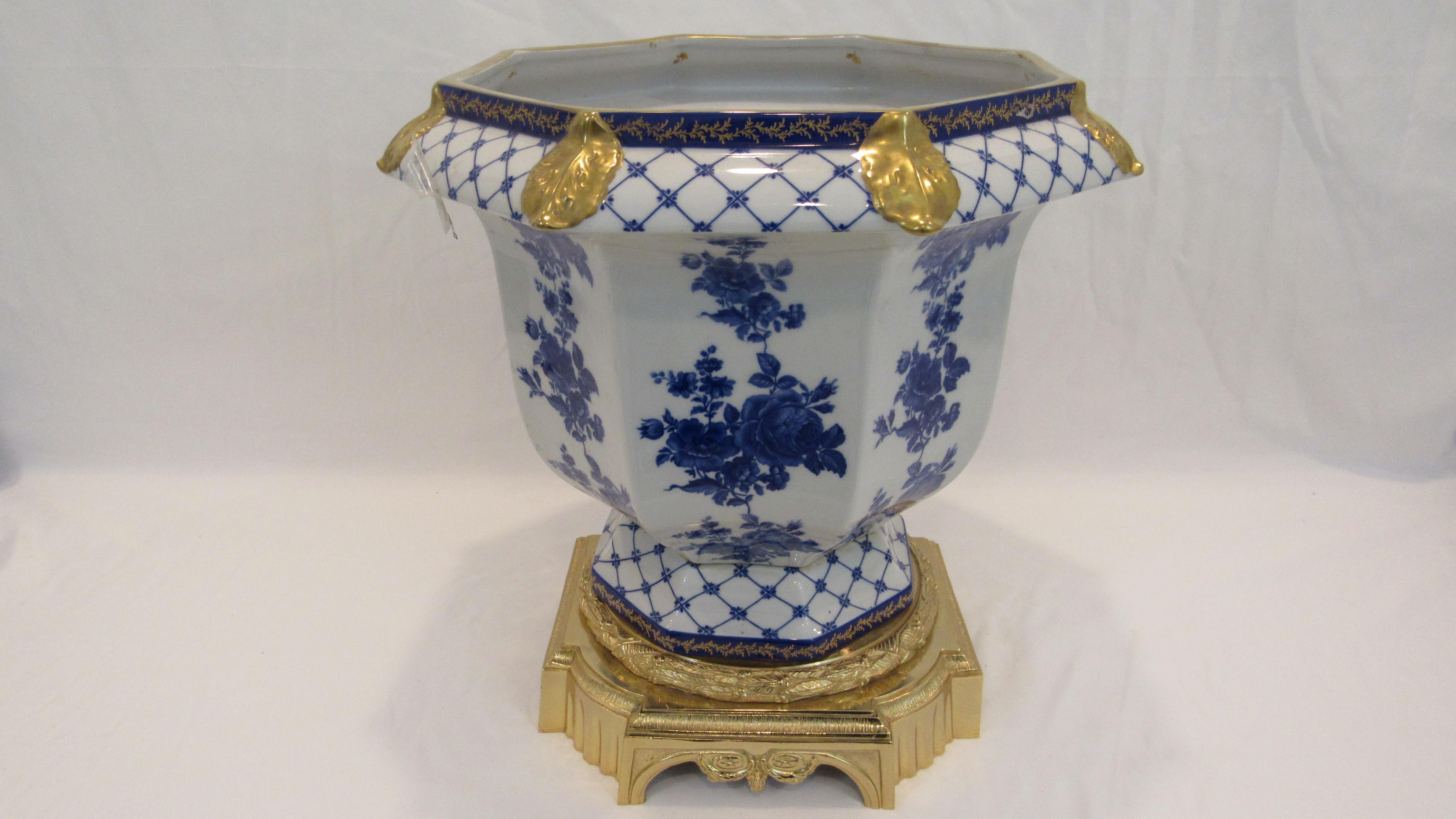 Neoclassical Mangani Cachepot White Porcelain Hand Painted with 24 Karat Gold Micro-Fusion For Sale