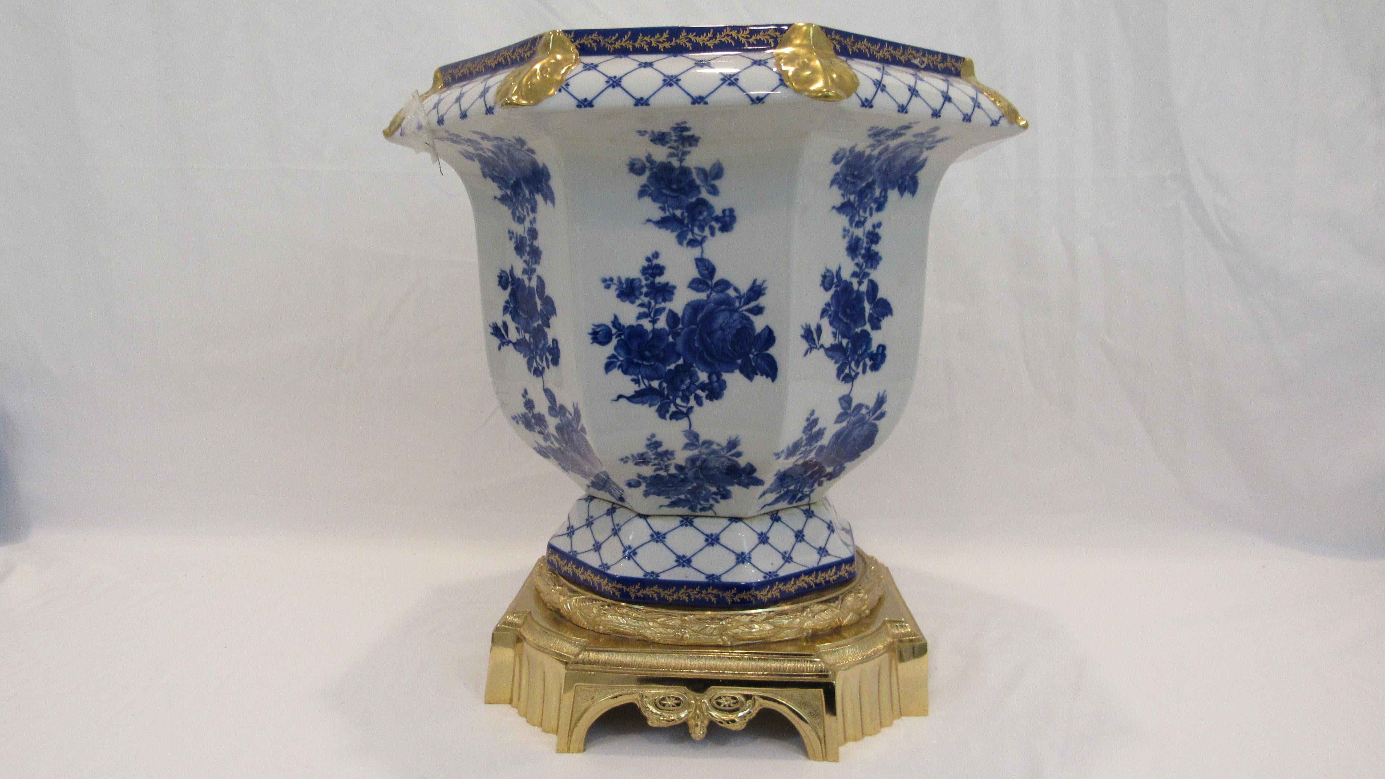 Italian Mangani Cachepot White Porcelain Hand Painted with 24 Karat Gold Micro-Fusion For Sale